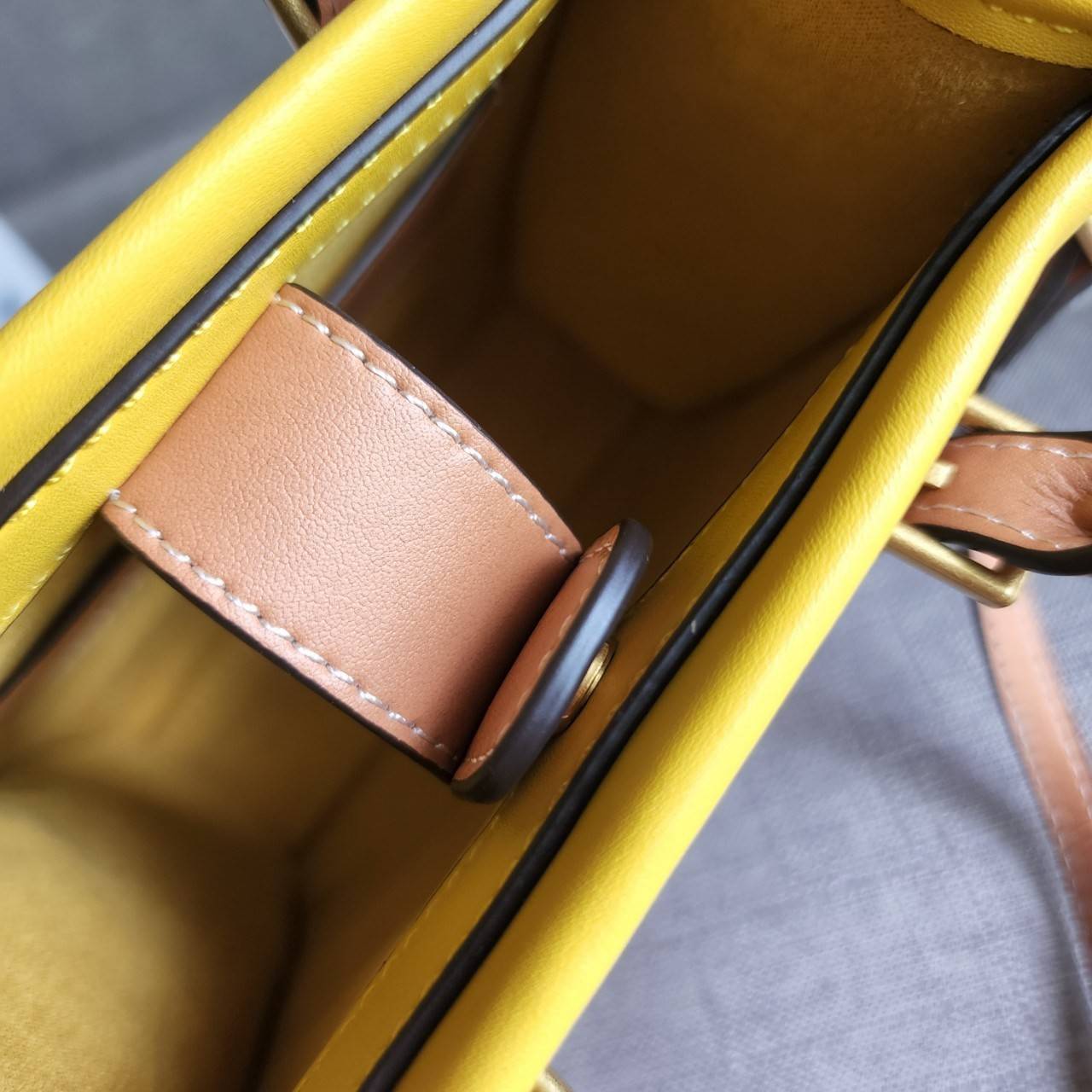 TORY BURCH T MONOGRAM COLORBlOCK JACQUARD MINI TOTE คอลเลคชั่นใหม่ล่าสุด ครอบครองก่อนใคร ไอเท็มยุคนี้รุ่นที่ควรมีติดตู้คะสาวๆ วัสดุ jacquard สลับหนังแท้ หูจับ มาพร้อมสายสะพายข้างหนังแท้ ปรับระดับได้ สายสามารถถอดออกได้ ภายในเป็นช่องโล่ง ใส่มือถือได้ กระเป๋