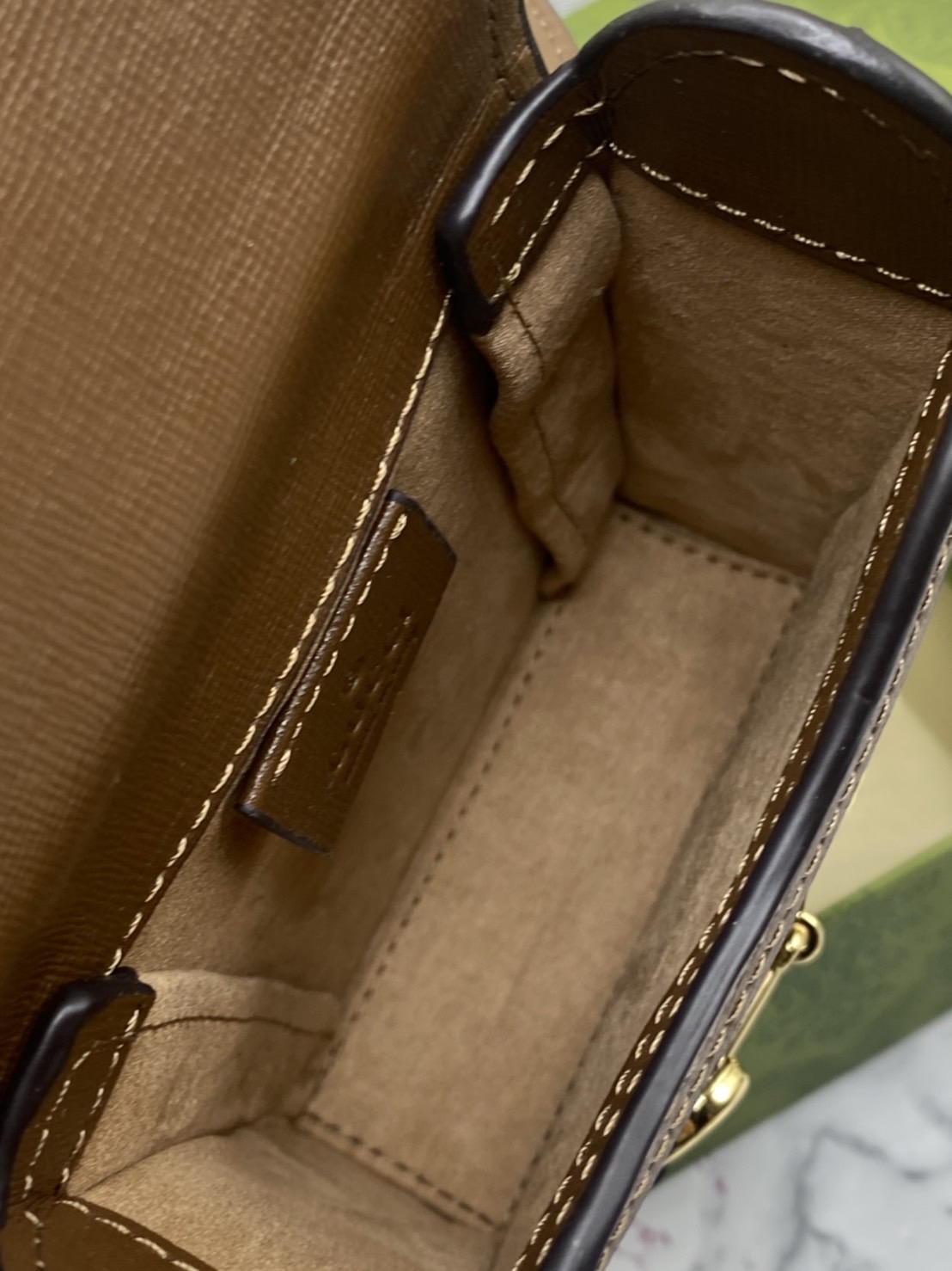 หนังแท้ GUCCI Horsebit phone bag กระเป๋าสะพาย กระเป๋าใส่โทรศัพท์สุดคลาสสิก หนังวัวแท้สีน้ำตาล/สีขาว อะไหล่ทองสวย ดีไซต์สัญลักษณ์วงแหวนตามแบบฉบับแบรนด์ สายสะพายยาวที่สามารถปรับระดับได้ ภาพสินค้าถ่ายจากงานขายจริง ใช้งานต่างประเทศได้ค่ะ