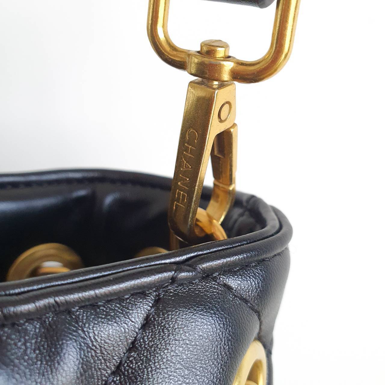 กระเป๋าทรงขนมจีบหรู จากงาน CHANEL VIP GIFT(GIFT WITH PURCHASE) จากเคาเตอร์ต่างประเทศ จากแบรนด์ CHANEL ลายหนังเรียบเงา อะไหล่ทองเข้มวินเทจ ด้านหน้าประดับโลโก้แบรนด์สีทอง เปิดปิดด้วยหนังคาดกระดุมแม่เหล็ก มาพร้อมช่องซิปอีกหนึ่งช่อง มาพร้อมสายโซ่ยาวประดับกิมม