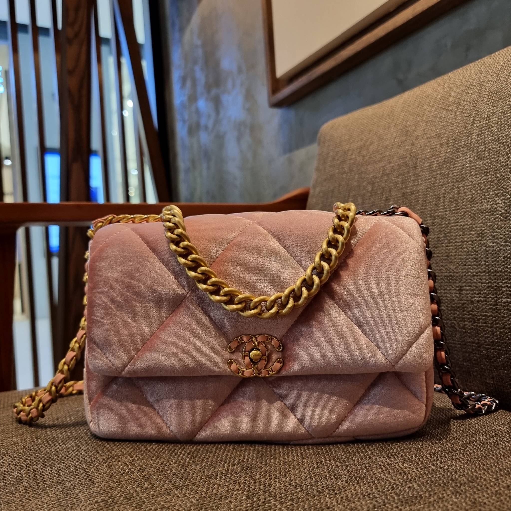 ไม่มองไม่เหลียวไม่ได้แล้ว!! ความหรูที่โดดเด่นจากผ้ากำมะหยี่ สร้างดีเทลผู้ดี ลูกคุณมากๆ Chanel vip boutique กระเป๋าสะพายจาก duty free ในราคาสุดประหยัด!! ดีไซน์เลิศ ตกแต่งด้วยโซ่ทูโทน ลงตัวแบบไม่มีที่ติ เปิด-ปิดด้วยตัวบิดล็อค ภายในโล่งกว้าง ใส่กระเป๋าสตางค์