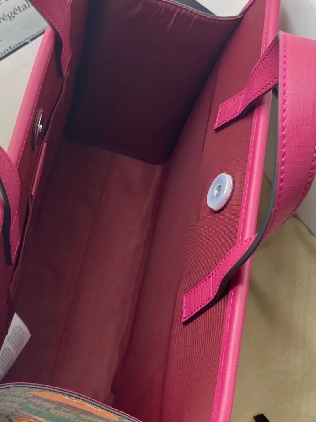 Ori GUCCI Children's tote bag GG kids ที่สุดของความน่ารัก ลิมิเต็ดแบบไม่มีเอาท์ สาวๆสายหวานไม่ควรพลาดด้วยประการทั้งปวงเลยค่าา หนังแท้เกรดดีที่สุด พิมพ์ลายแบรนด์รอบใบเทคเจอร์สวยอยู่ทรง ภายในมีโลโก้กว้างและจุสุดๆใส่สัมภาระได้เยอะ ภาพถ่ายจ