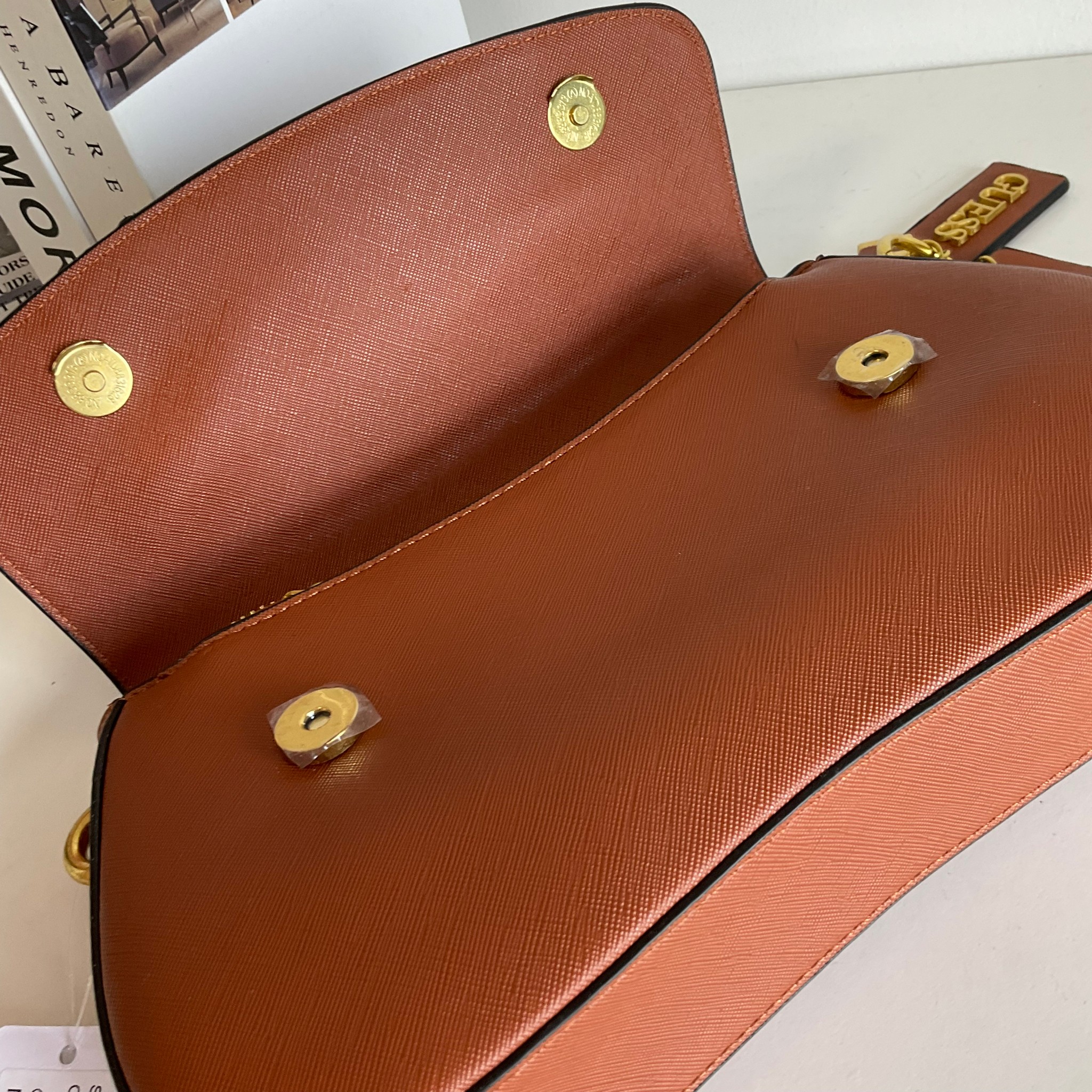 GUESS COLDELIA LOGO FLAP BAG กระเป๋าสะพายไหล่ หนังสวยหรู พิมพ์ลาย อะไหล่ทอง เปิดปิดด้วยกระดุมแม่เหล็ก มีช่องเล็กด้านหน้าหนึ่งช่อง ด้านในใส่กระเป๋าสตางค์ยาว มือถือได้ทุกรุ่น พร้อมช่องซิปแยกให้ มาพร้อมสายสะพายไหล่ปรับและถอดได้ ไอเท็มล่าสุดใบนี้ต้องมีนะคะ