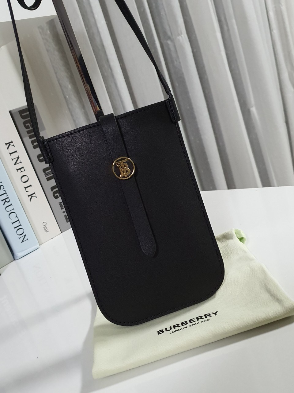 NEW ARRIVALS 2021!! BURBERRY BLACK STAP PHONE CASE Purchase Limited Edition (GWP) พรีเมี่ยมกิ๊ฟจากน้ำหอม BURBERRY วัสดุ PVC Leather สวยหรูอยู่ทรงมีโลโก้แบรนด์ด้านหน้า มีสายคาดประดับแบรนด์