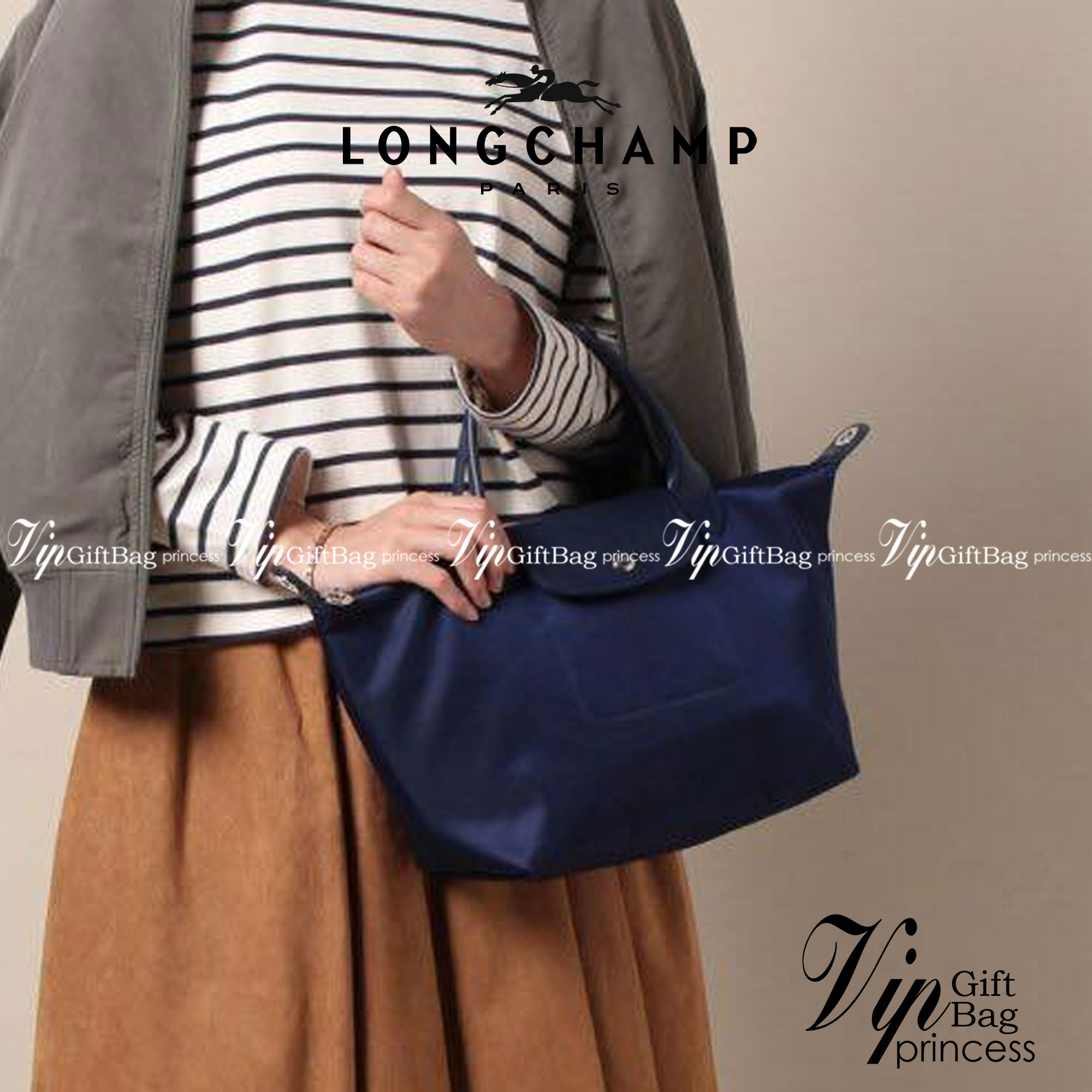 Longchamp Le Pliage Neo Size S มาพบกับกระเป๋ารุ่นยอดนิยม ที่สาวๆ ต้องมีไว้เก็บไว้สักใบ กระเป๋าโท้ทใบนี้ มาพร้อมกับสีที่มีสไตล์เรียบง่าย มีสายสะพายยาวช่วยให้คุณสามารถสะพายไหล่ได้อย่างสบาย ในขณะที่ที่ปิดแบบซิปช่วยให้คุณมั่นใจได้ว่าของด้านในมีความปลอดภัย Le 