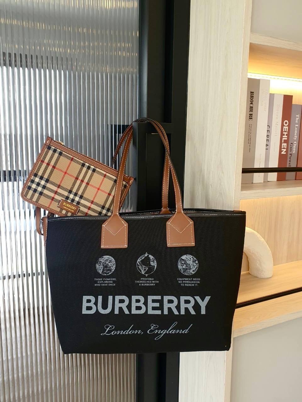 Burberry Tote Bag / Burberry Label Print Large London Tote Bag In Crema / BURBERRY LARGE LONDON TOTE BAG IN WHITE กระเป๋าสะพายไหล่ทรงช้อปปิ้ง ทรงคลาสสิค ฮิตตลอดกาล ตัวกระเป๋าวัสดุหนังผ้าแคนวาส ตัดหนัง