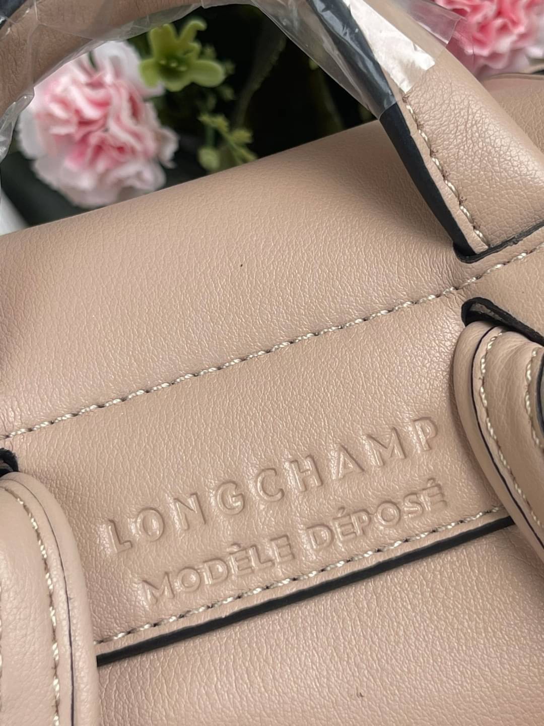 Longchamp Le Pliage Cuir Xs Leather Backpack แบรนด์ติดเทรนด์ตลอดไม่เคยเปลี่ยนกับ ทรง Le Pliage Cuir หนึ่งในตระกูลกระเป๋าสุดไอคอนิกจากแบรนด์ เมื่อรุ่น Le Pliage Cuir ในรูปแบบของหนังแกะ Metis ได้ถือกำเนิดขึ้นในปี 2012 เป้ที่มีการจัดการปรับดีไซน์ให้มีขนาดกำล