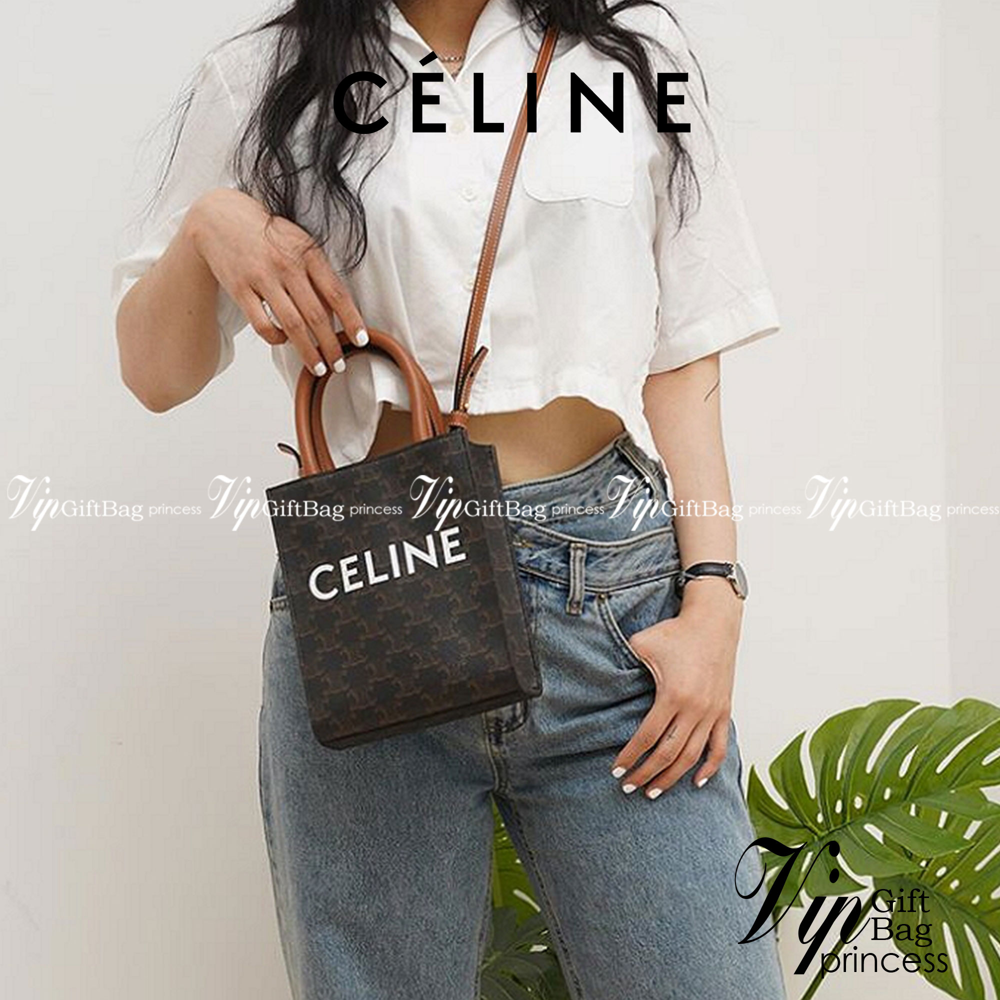 หนังแท้ CELINE MINI VERTICAL CABAS IN TRIOMPHE CANVAS AND CALFSKIN WITH CELINE PRINT / CELINE TOTE พร้อมส่งที่ไทย กระเป๋าโท้ททรงตั้ง CABAS TRIOMPHE ขนาดมินิ 17cm งานหนังแท้ CALFSKIN ทั้งใบ พร้อมหูหิ้วสองข้างและสายสะพายหนังแบบถอดได้ ภาพสินค้าถ่ายจากงานขายจ