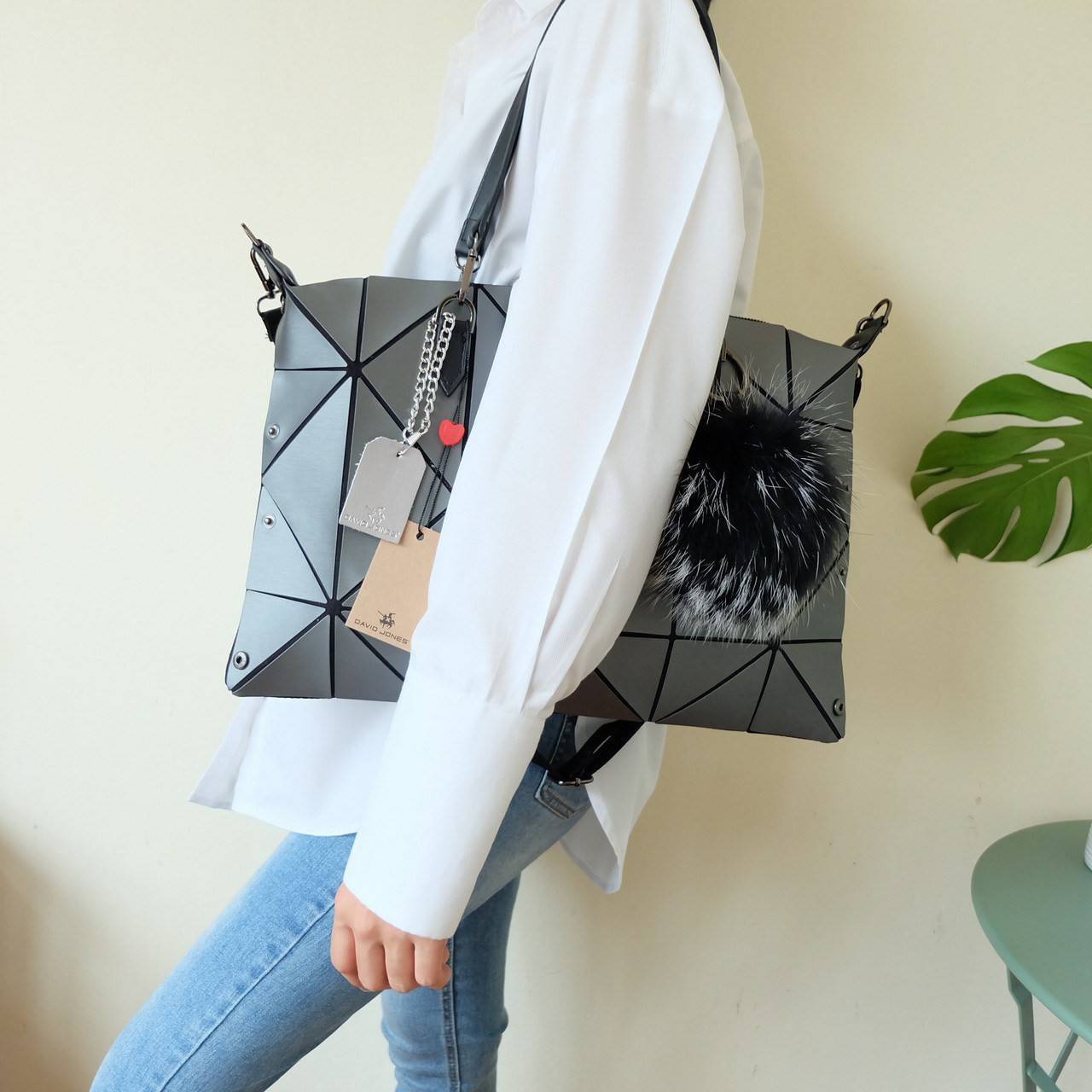 ห้ามพลาดเลยน๊า !! มาใหม่ กระเป๋าถือ/สะพาย ทรงสวย เหมือนซื้อ1ได้4 โอ้ย 🤩🤩 คุ้มสุดๆไปเลยค่า เพราะตัวกระเป๋าปรับได้ถึง4 แบบตามการใช้งานเลยน๊าแถมตัวกระเป๋าน้ำหนักเบาอีกด้วย ✨✨✨ สายสะพายถอดได้แถมสายยาวให้อีก 1 เส้น กระเป๋าท