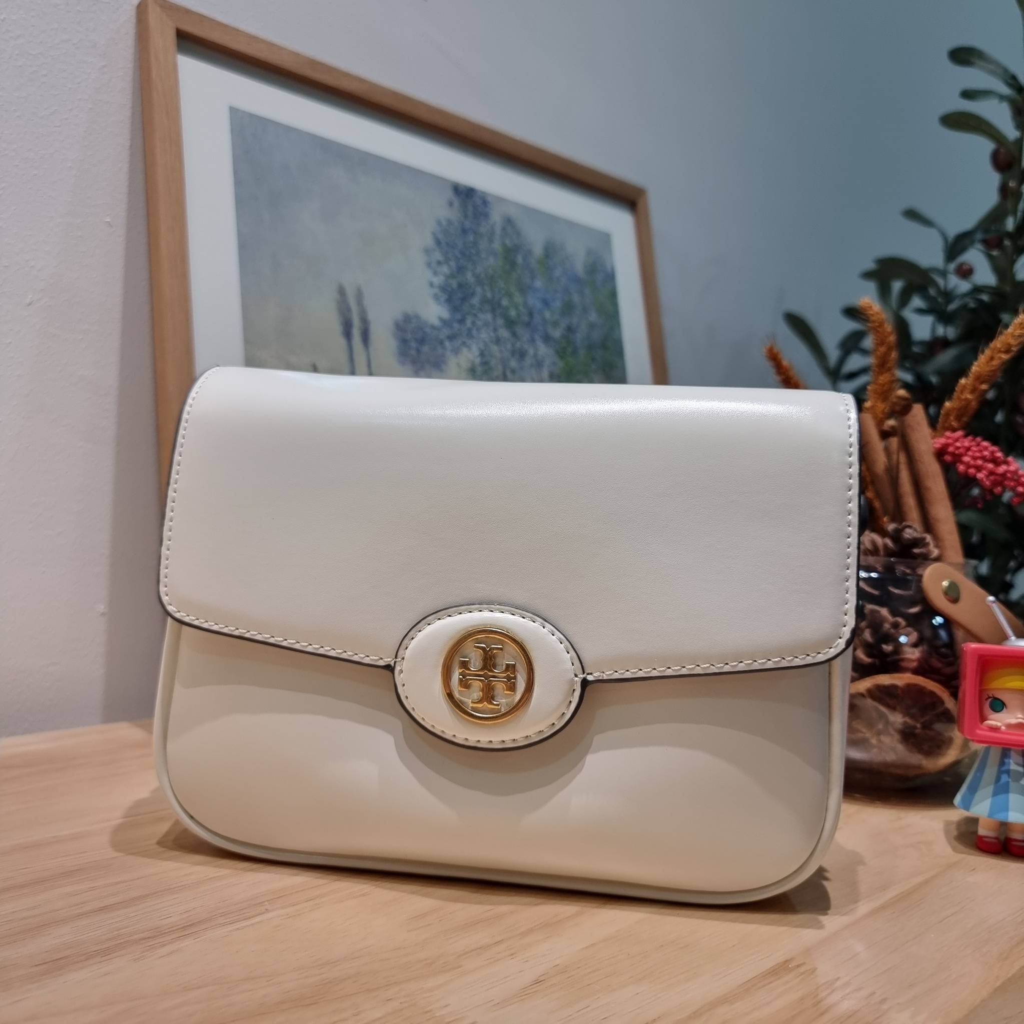 TORY BURCH ROBINSON SPAZZOLATO CONVERTIBLE SHOULDER BAG คอลเลคชั่นใหม่ สวยก่อนใคร ในราคาสุดคุ้ม! กับกระเป๋าสะพายไหล่ ดีไซน์สุดหรู หนังแก้วเงาสวยคม สีผู้ดี รูปทรงใช้งานได้ทุกลุค