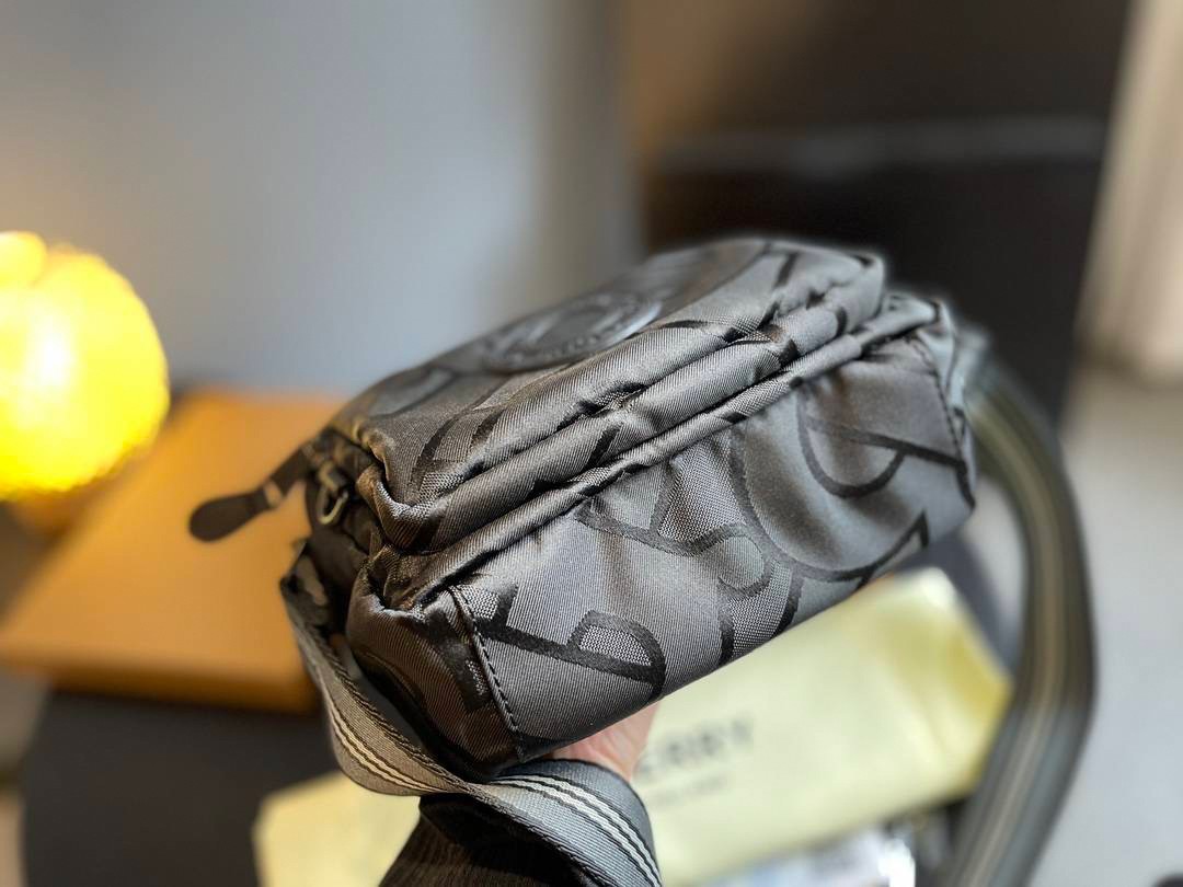 BURBERRY FRAGRANCES BELT BAG / Burberry Messenger nylon bag กระเป๋าสะพายข้างแบบ UNISEX ใช้ได้ทุกเพศ วัสดุไนลอน กันน้ำได้อย่างดี ลายสุดหรูตามแบบฉบับของแบรนด์