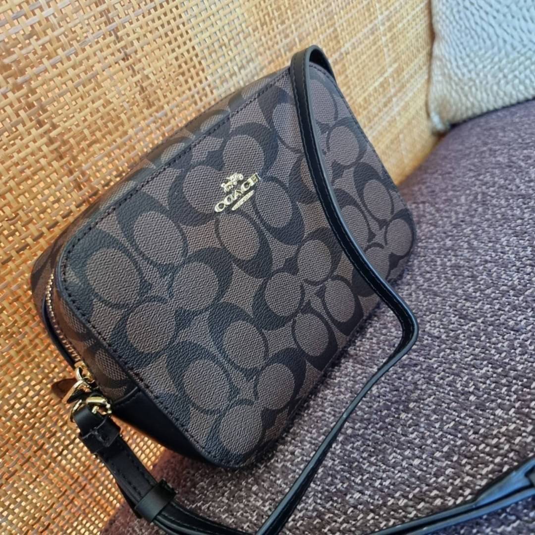 COACH 91677 MINI CAMERA BAG IN SIGNATURE CANVAS ขายดีที่สุด!! กระเป๋าสะพายข้างไซส์มินิ คลาสสิคอยู่ทรง อะไหล่ทองตัดดูหรู วัสดุหนังแคนวาสเคลือบลาย เปิด-ปิดด้วยซิป สายสะพายปรับได้ตามตัว ใบนี้แมทช์ได้ทุกลุค ใช้เป็น everyday bag ได้สบายๆเลยจ้า