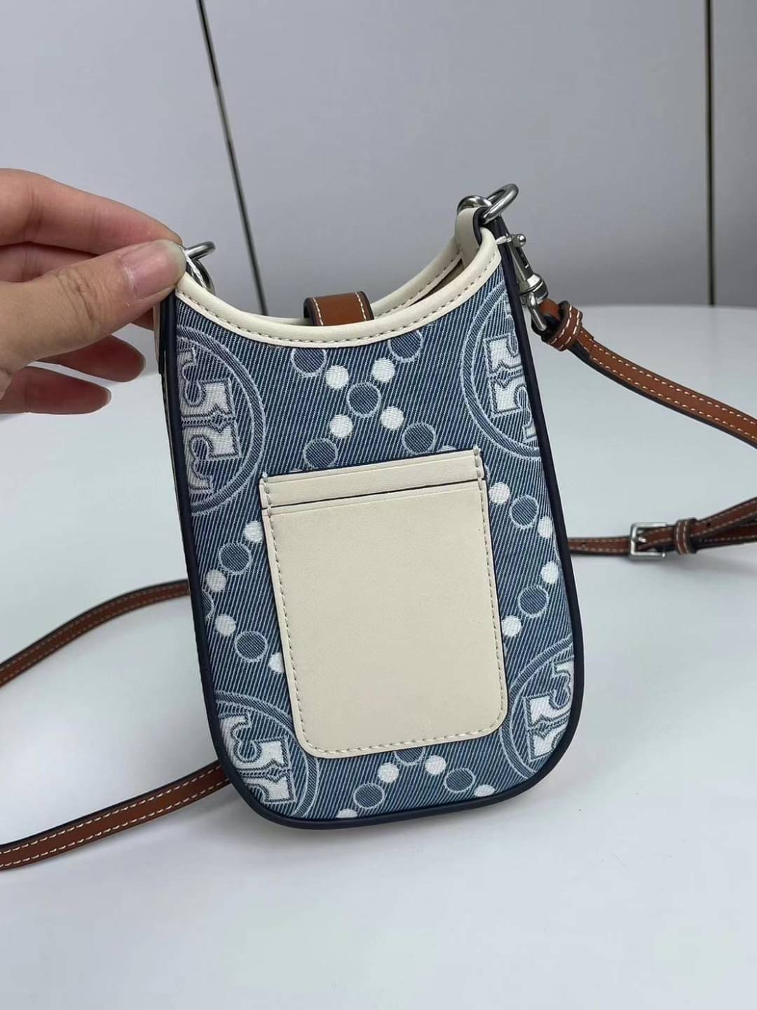 Tory Burch T Monogram Phone Crossbody / Tory Phone Bag พร้อมส่ง กระเป๋าใส่โทรศัพท์ สวยคม ด้านหลังมีช่องใส่บัตร