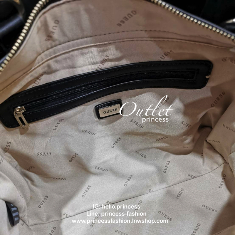 GUESS WOMAN CROSS BODY BAG กระเป๋าถือ/สะพายรุ่นใหม่ล่าสุดจาก GUESS FACTORY หนังสวยอยู่ทรงขนาดกำลังดี น้ำหนักเบา ด้านหน้าประดับโลโก้แบรนด์เปิดปิดด้วยซิปสะดวกใช้ ด้านข้างมีกระดุมปรับขยาย ภายในมีโลโก้ ช่องซิปและช่องใส่ของ ซับในพิมพ์แบรนด์ ใส่กระเป๋าสตางค์ มื