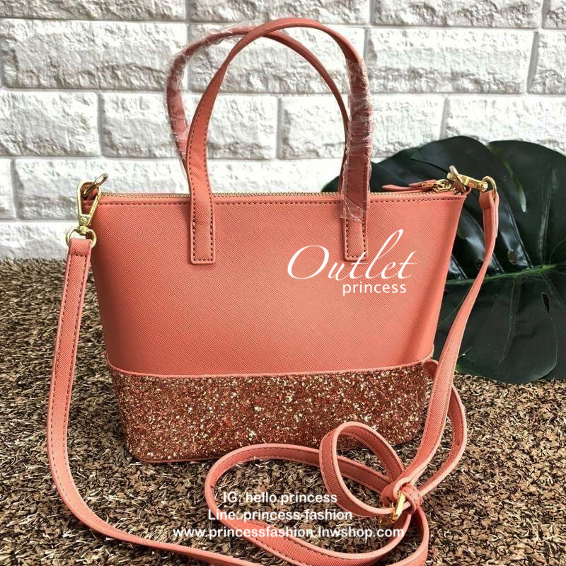 Kate spade new york glitter crossbody bag 2019 พร้อมส่งค่ะ!! กระเป๋าถือ//สะพายข้างได้ วัสดุหนังซาฟเฟียโน่ผสมกริตเตอร์ตรงขอบล่าง เพิ่มความโดดเด่นเข้ามาให้ สวยงามค่ะ เปิดปิดกระเป๋าแบบซิป ภายในโล่งใส่กระเป๋าสตางค์ใบยาวได้ ของอื่นๆได้พอประมานเลยนะค่ะ มีช่องซิ