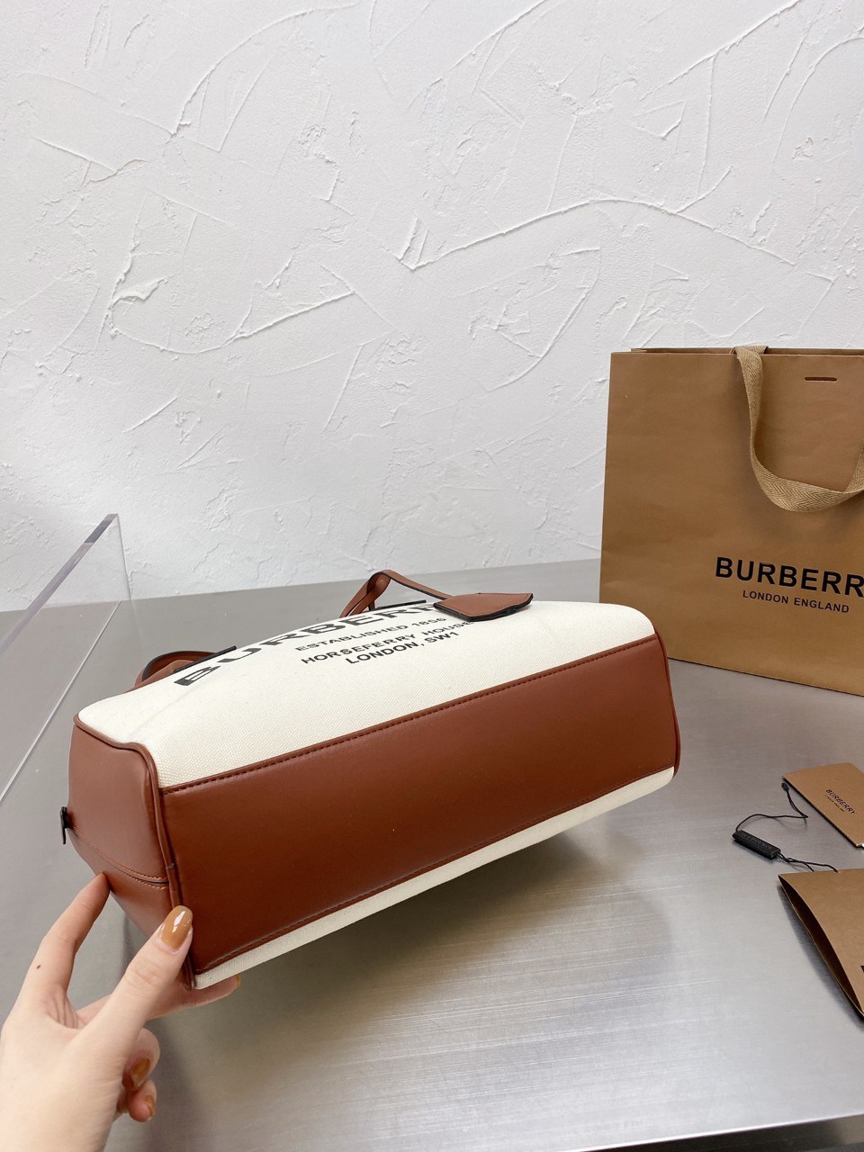 พรีเมี่ยมกิ๊ฟแท้ 100% 】BURBERRY VINTAGE BAG VIP GIFT WITH PURCHASE (GWP) พรีเมี่ยมกิ๊ฟ Limited Edition จากBURBERRY กระเป๋าสะพายไหล่สุดคลาสสิค เปิดปิดด้วยซิปยาวมีที่จับหนัง