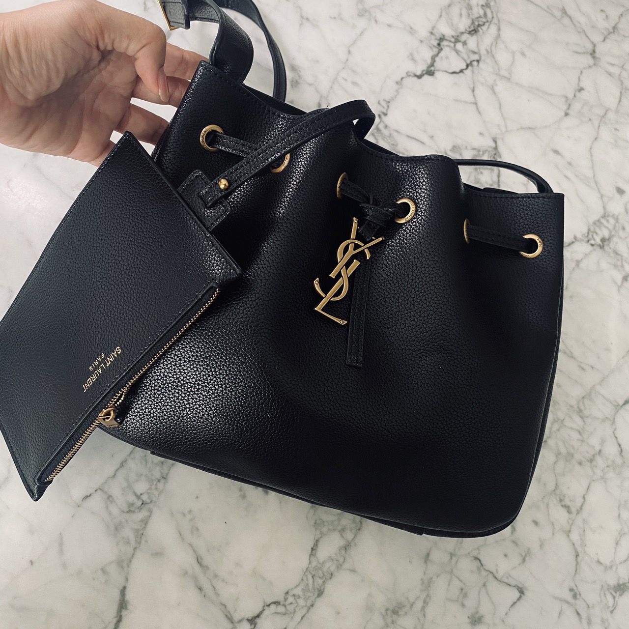 YSL PARIS VII flat hobo bag / YSL Bucket Bag กระเป๋าสะพายทรงโฮโบบัคเก็ต งานหนังเต็มใบ ฟังก์ชั่นสุดเลิศพร้อมเชือกรูด ดีไซน์รูปทรงใช้งานง่าย -- [รับตัวแทนกระเป๋า]