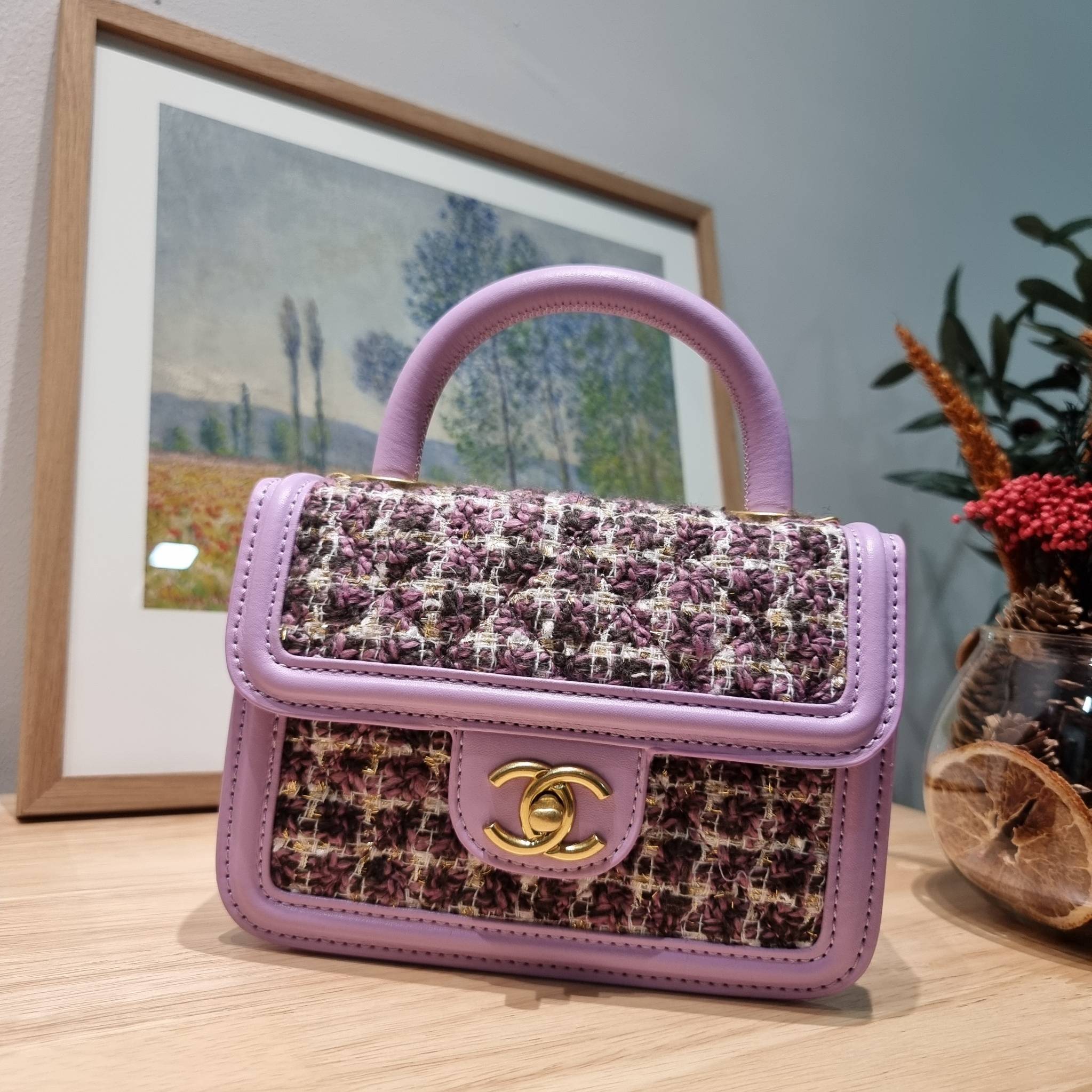 Chanel tweed mini flap bag / Chanel mini top handle กระเป๋าสะพายงานผ้าทวิตเอกลักษณ์เฉพาะของแบรนด์ งานสวยเป๊ะ มาพร้อมสายยาวถอดออกถือสวยๆเริ่ดๆ คิวท์มาก!! ดีเทลน่ารักเพียบ!!