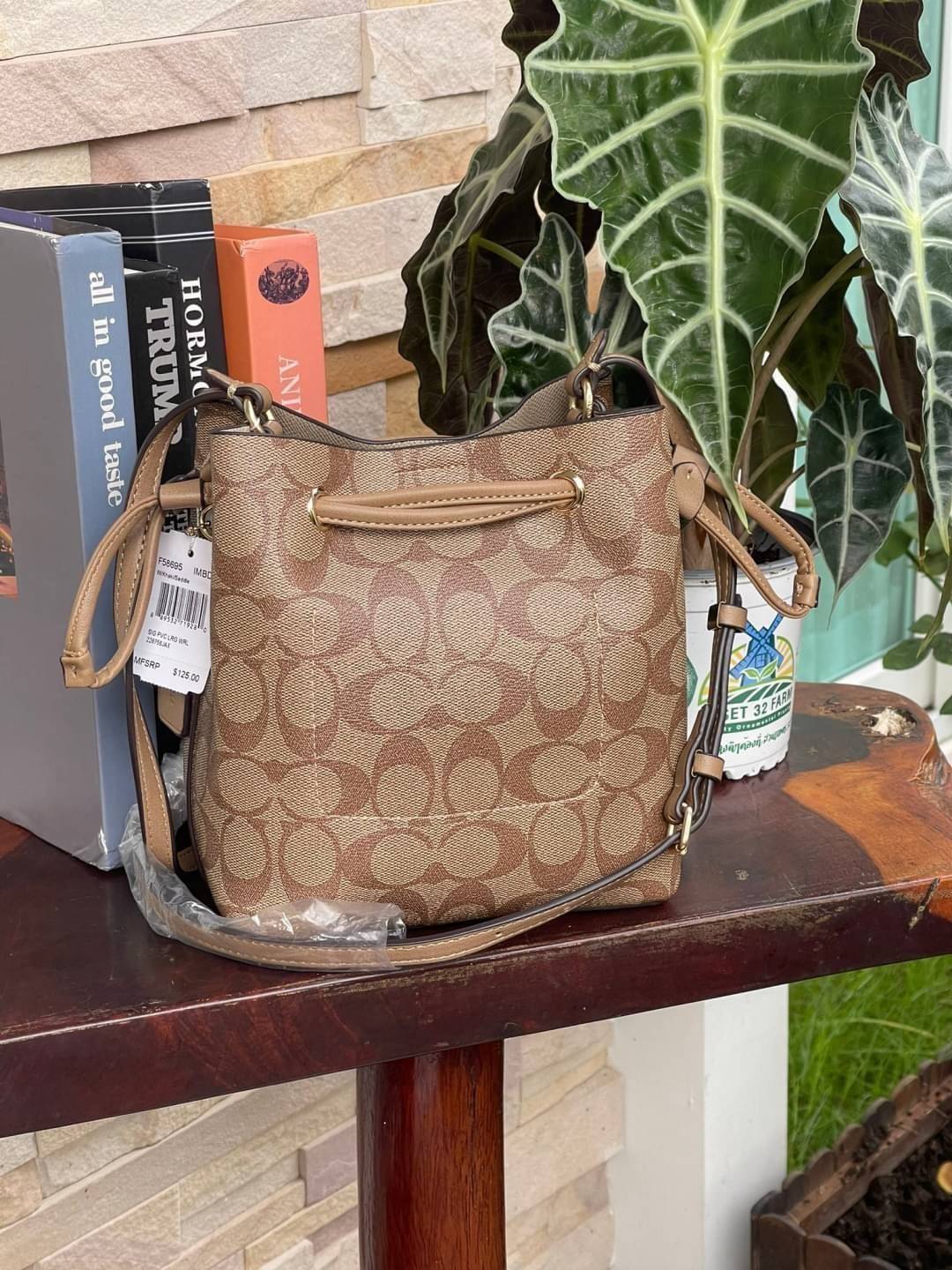 Coach Lena Crossbody Signature Bucket Bag กระเป๋าสะพายไหล่สุดคลาสสิกรุ่นนี้ เป็นรูปทรงถัง ที่สามารถจุของได้กำลังดี สำหรับสาวๆสายแฟชั่นที่ชอบรายละเอียดชิคๆ ดีไซน์เก๋ ด้วยรูปทรงของกระเป๋าที่ออกแบบมาให้ฐานเป็นรูปสี่เหลี่ยมทำให้กระเป๋ายังคงรูปทรงได้ง่าย มีสาย