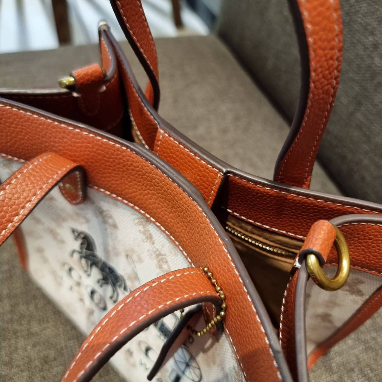 COACH C8456 FIELD TOTE 22 WITH HORSE AND CARRIAGE PRINT AND CARRIAGE BADGE คอลเลคชั่นสุดคลาสสิค ต้อนรับซัมเมอร์ ทั้งสดใสและร้อนแรง สวยหรูดูแพงในไอเท็มเดียว กระเป๋าทรงโท้ท ไซส์กำลังสวย น่ารักน่าใช้ ฟังก์ชั่นการใช้งานสะดวกที่สุด มีทั้งสายคล้องแขนในตัว และสา