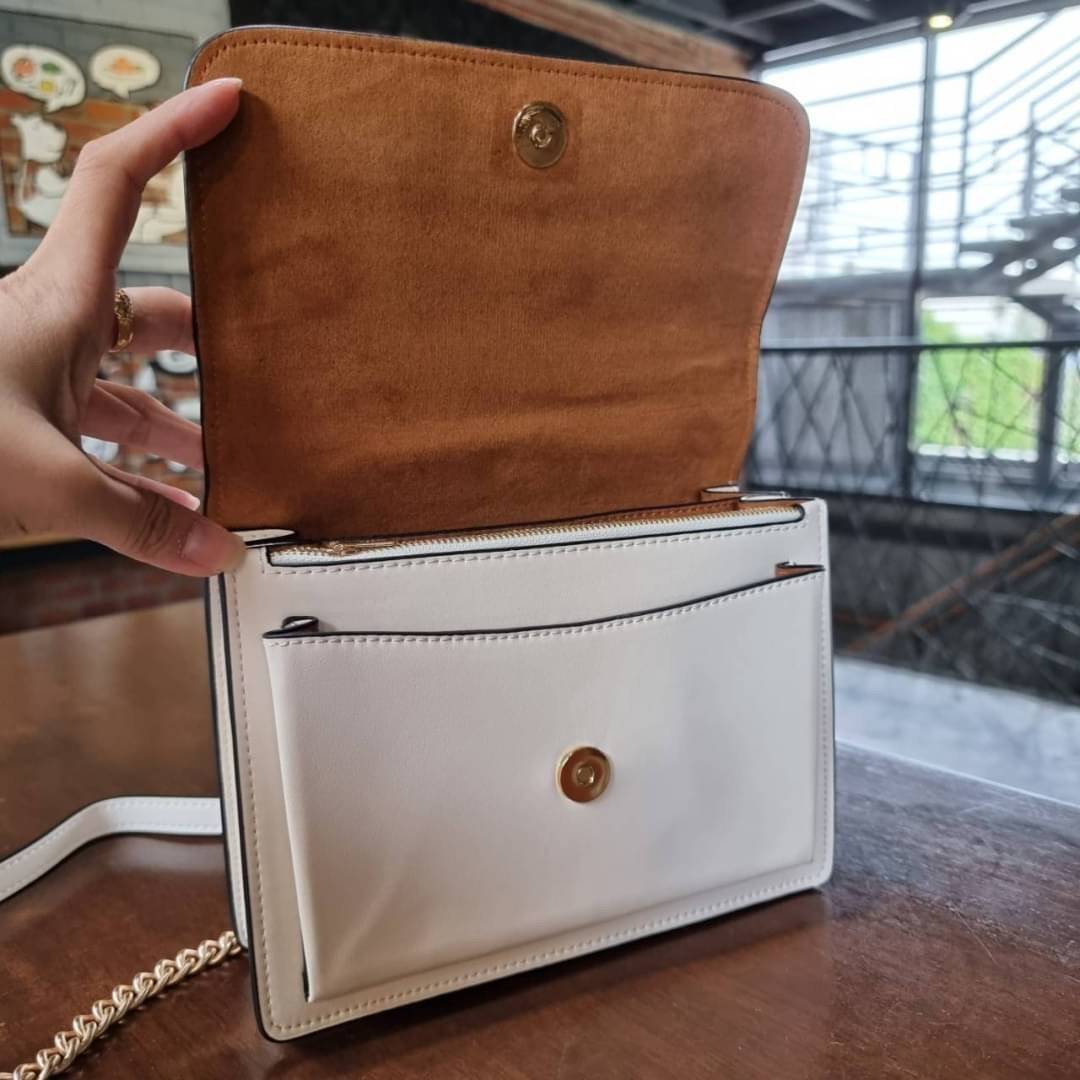 COACH C2858 KLARE CROSSBODY WITH DAISY EMBROIDERY ดอกเดซี่ฮิตไม่หยุดยั้ง!! ขายดิบขายดีทุกคอลเลคชั่น รอบนี้มาให้ได้ใช้งานง่ายกว่าเดิม กับกระเป๋าสะพายข้าง โทนสีละมุนลูกคุณหนู ดีไซน์ปักดอกเดซี่เพิ่มลูกเล่น ให้มีสีสัน สายสะพายโซ่สลับหนัง สะพายยังไงก็ขับผิว เป