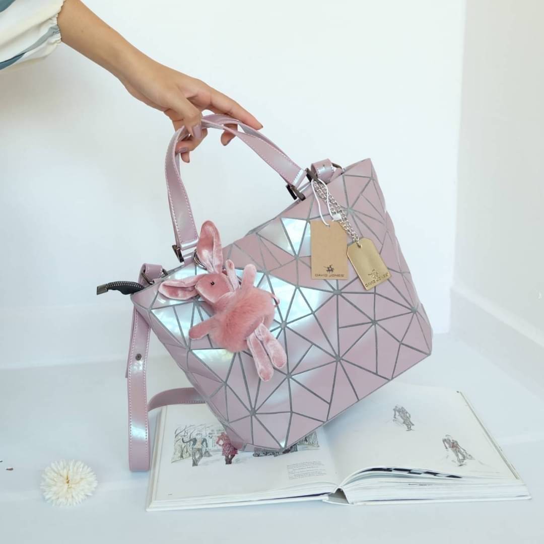 David Jones กระเป๋าสะพายข้างดีไซน์เกร๋มาก สีสวยหรูมาก ขนาดกะลังดีเลย ปรับทรงได้ 2 แบบ น่ารักมาก สี Rose pearl สวยที่สุด มาพร้อมกระต่ายเข้า set เลิศคะ