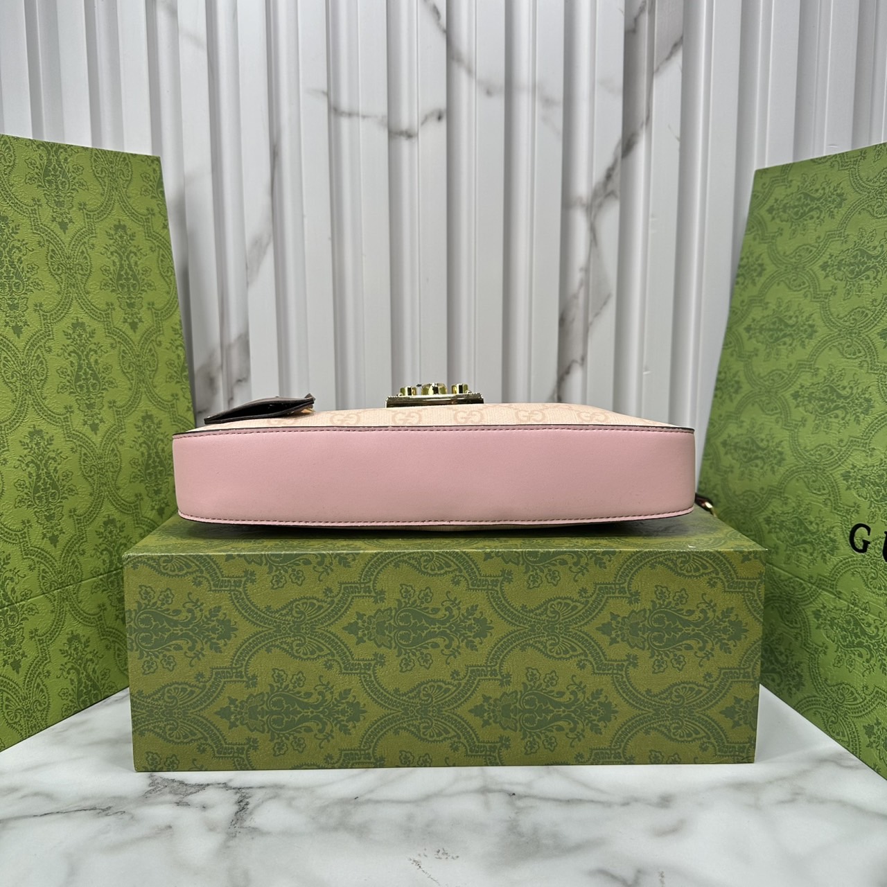 ORI หนังแท้ | GUCCI Padlock Small Shoulder Bag กระเป๋าสะพายทรงสวยวินเทจดีไซน์ไม่ซ้ำใคร หรูล้ำผู้ดี หนังแคนวาสพิมพ์ลายคมชัด ปากกระเป๋ามีแถบหนังคาดและอะไหล่กดล็อค