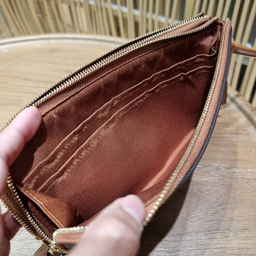 COACH F54057 DOUBLE ZIP WALLET IN SIGNATURE กระเป๋าคล้องมือ size L ใบนี้ใส่มือถือได้ทุกรุ่น ขนาดกำลังดี พกพาสะดวกมากๆ วัสดุหนังสังเคราะห์ ภายในเป็นผ้าสีสวยคม ใส่ธนบัตร ใส่บัตรได้เยอะ ใส่มือถือได้สบายๆทุกรุ่น ตอบโจทย์สาวๆที่ไม่ชอบพกเยอะวุ่นวายจ้า ใบนี้เอาอ