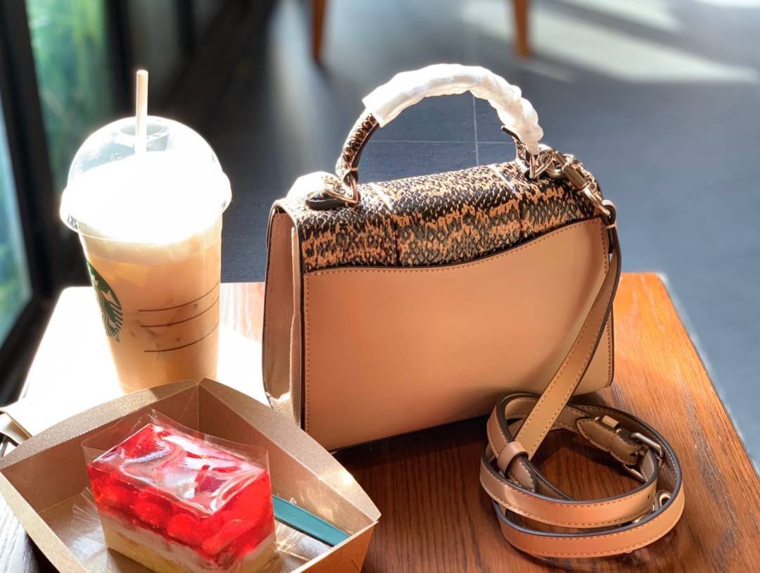 OUTLET 】COACH TABBY TOP HANDLE 20 LEATHER BAG หรูหรามากๆค่ะ สินค้าแนะนำ!! กระเป๋าถือ//สะพายข้างได้ วัสดุหนังแท้อย่างดี หนึ่งใบทำหนัง2แบบได้อย่างลงตัว สวยงาม มีอะไหล่ตัวC ใหญ่ด้านหน้าโดดเด่นหรูมากๆค่ะ 🔺เปิดปิดแบบกดล็อค ภายในมี2ช่องสำหรับใส่ของ สามา