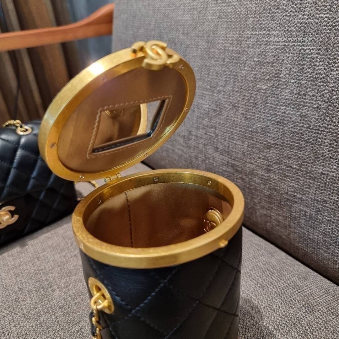 VIP 🥂 เซ็ทคือที่สุดของความคุ้ม CHANEL GIFT BOX SET สุดหรูชวนให้สะสม สุดยอดไอเท็มหายากพร้อมเสิร์ฟครบชุด สุดคุ้ม มาพร้อมกระเป๋าสะพายถึง 2 ใบ สุดหรูลิมิเต็ด หาไม่ได้ง่ายๆ ในคอลเลคชั่นภายในสีทอง และที่พิเศษยังมีน้ำหอมตัวท็อปมาให้อีก chanel no.5 ที่แสน