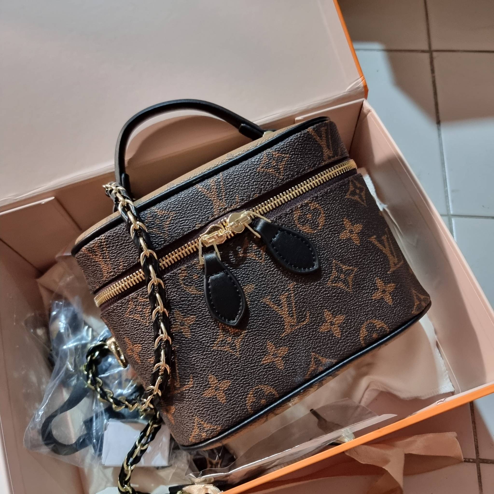 LV EXCLUSIVE VIP COSMETICS GIFT BOX กระเป๋าถือ/สะพาย สวยอยู่ทรง มาพร้อม box set สุดหรู adapt ใช้เป็นกระเป๋าเก็บเครื่องสำอางค์ ถือเชิดๆ หรือสะพายเลิศๆ ไปเที่ยว ไปไหนๆก็ดูแพง!! สวยจริงจัง!! พิเศษ!! มาพร้อมแม่กุญแจล็อคครบชุด และพวงหนังห้อย คุ้มมากๆแม๊!! ทุกด