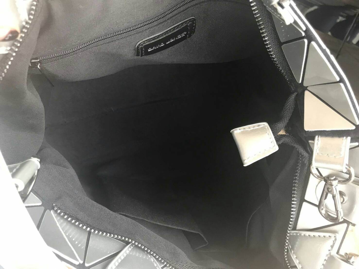 ห้ามพลาดเลยค่า ได้ ลายใหม่ Limited มาจำนวนจำกัด 💕ทรงสุดฮิตจากแบรนด์ David Jones ใบนี้ มาพร้อมกับน้องกระต่ายสีเข้า set กับกระเป๋าคะ กระเป๋า ทรง Tote ตัวกระเป๋าเย็บติด ด้วยแผ่นอคิลิค สุดหรู ดีไซน์เกร๋ **จุดเด่นที่ น้ำหนักเบา สามารถ ถือ หรือ สะพายไหล