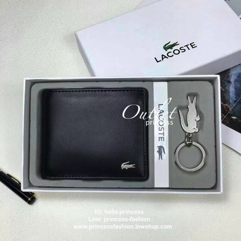LACOSTE MEN'S Black Wallet And Key Ring Set ในเซตประกอบด้วยกระเป๋าสตางค์แบบพับ2ตอนสำหรับผู้ชาย มีช่องใส่บัตร ใส่ธนบัตรและช่องใส่เหรียญแยกเป็นสัดส่วน มาพร้อมพวงกุญแจโลหะจระเข้สัญลักษณ์แบรนด์ น่าใช้มากๆนะคะ