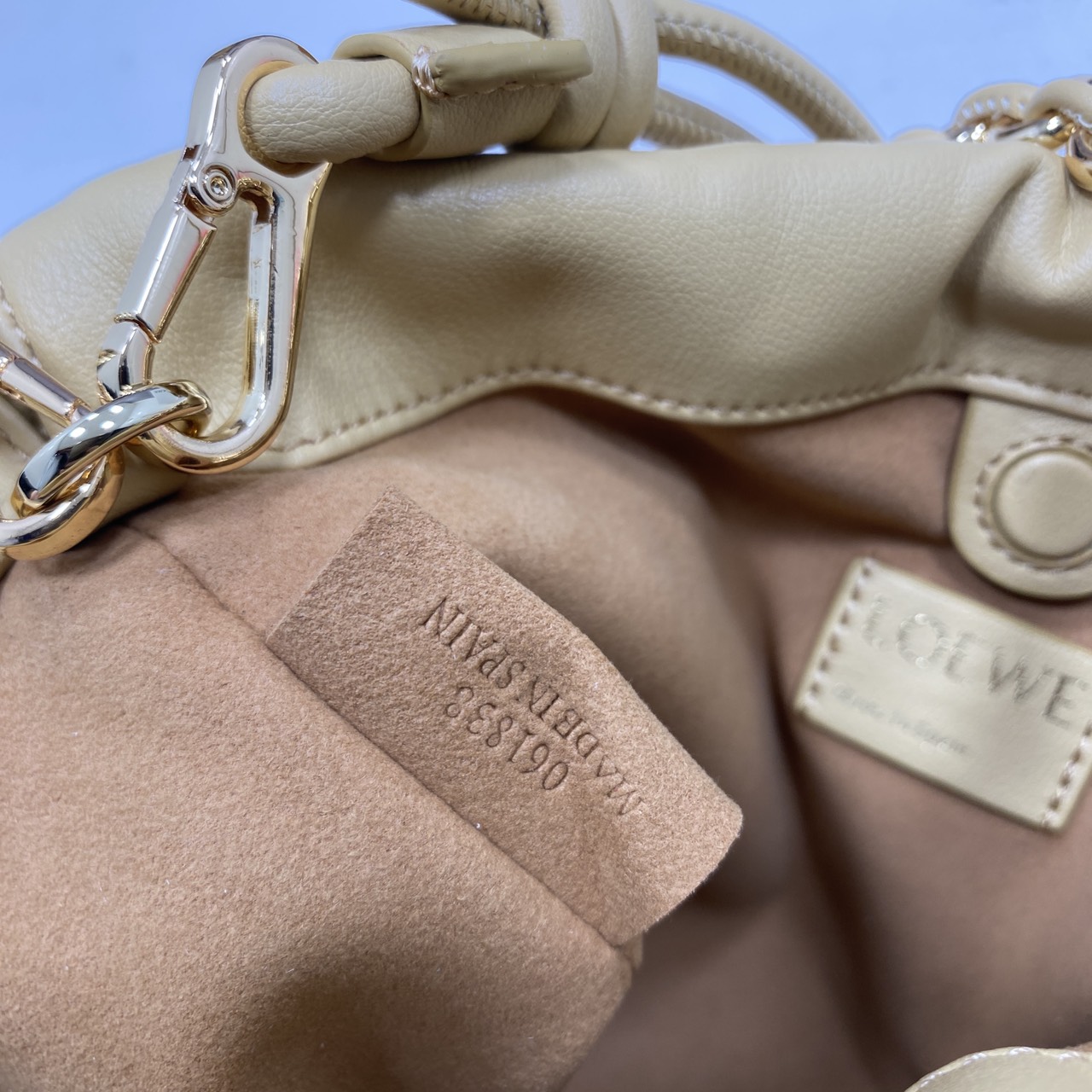 ORI หนังแท้ | LOEWE Mini Flamenco purse in mellow nappa leather / Loewe Bucket Bag กระเป๋าสะพายทรงบัคเก็ตไซส์มินิ หนังเรียบสวยหรู เรียบง่าย หนังแท้ผิวสัมผัสนุ่มมือ น้ำหนักเบาและนุ่มสบาย ดีไซน์จับจีบ เชือกผูกแบบปมโบราณ และสายโซ่รูปโดนัท