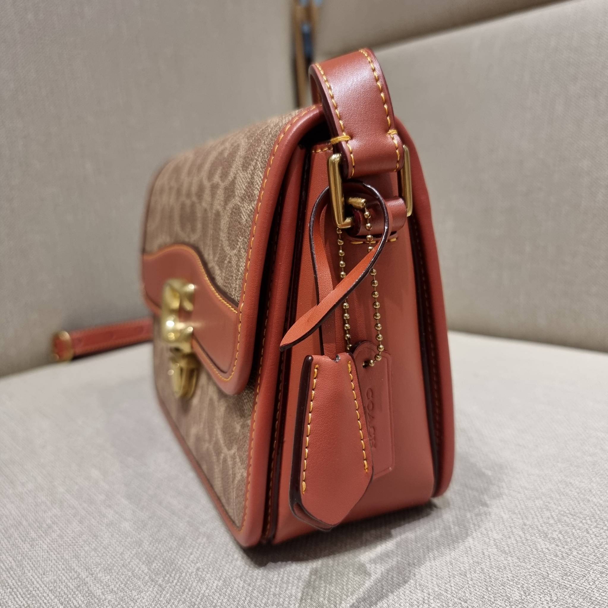 OUTLET 】COACH STUDIO SHOULDER BAG IN SIGNATURE CANVAS (C6639 C6640) สีใหม่รับความเฮง กับคอลเลคชั่นใหม่สุดอีกหนึ่ง!! มาแบบเลิศๆหรูๆมากแม่ กระเป๋าสะพายข้างลุคไฮน์ ที่ดีไซน์ออกมาได้ปัง และดูแพงมากๆ ด้วยดีเทลคลาสสิคผสานความเป็นเอกลักษณ์ เรียบง่ายแต่แฝงความมีด