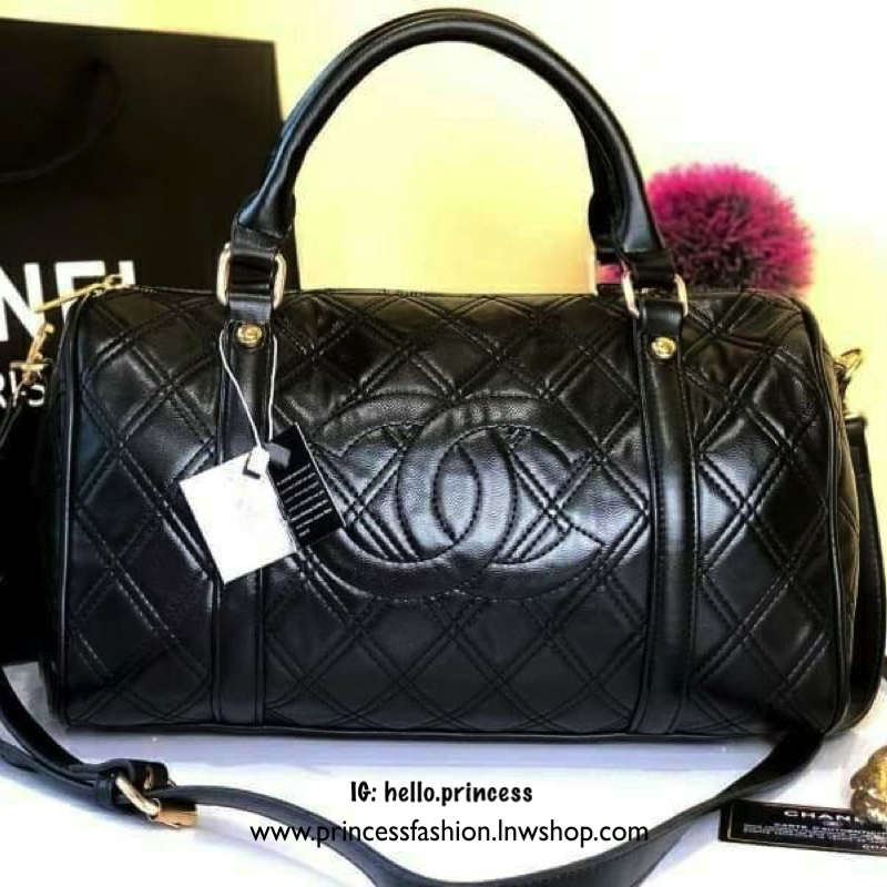 Chanel Bag กระเป๋าทรงหมอน วัสดุหนังแกะสัมผัสนิ่มมือ สังเคราะห์คุณภาพดีทนทาน น้ำหนักเบา เปิด-ปิดด้วยซิปอะไหล่ทอง ฐานรองหมุด4มุม มีสายยาว ปรับระดับได้ ภายในมีช่องใส่ของจุกจิก และซิปใหญ่ อีก1 ช่อง สายสะพาย จุของได้เยอะ น้ำหนังเบา ซื้อใช้เองหรือฝากเป็นของขวัญ