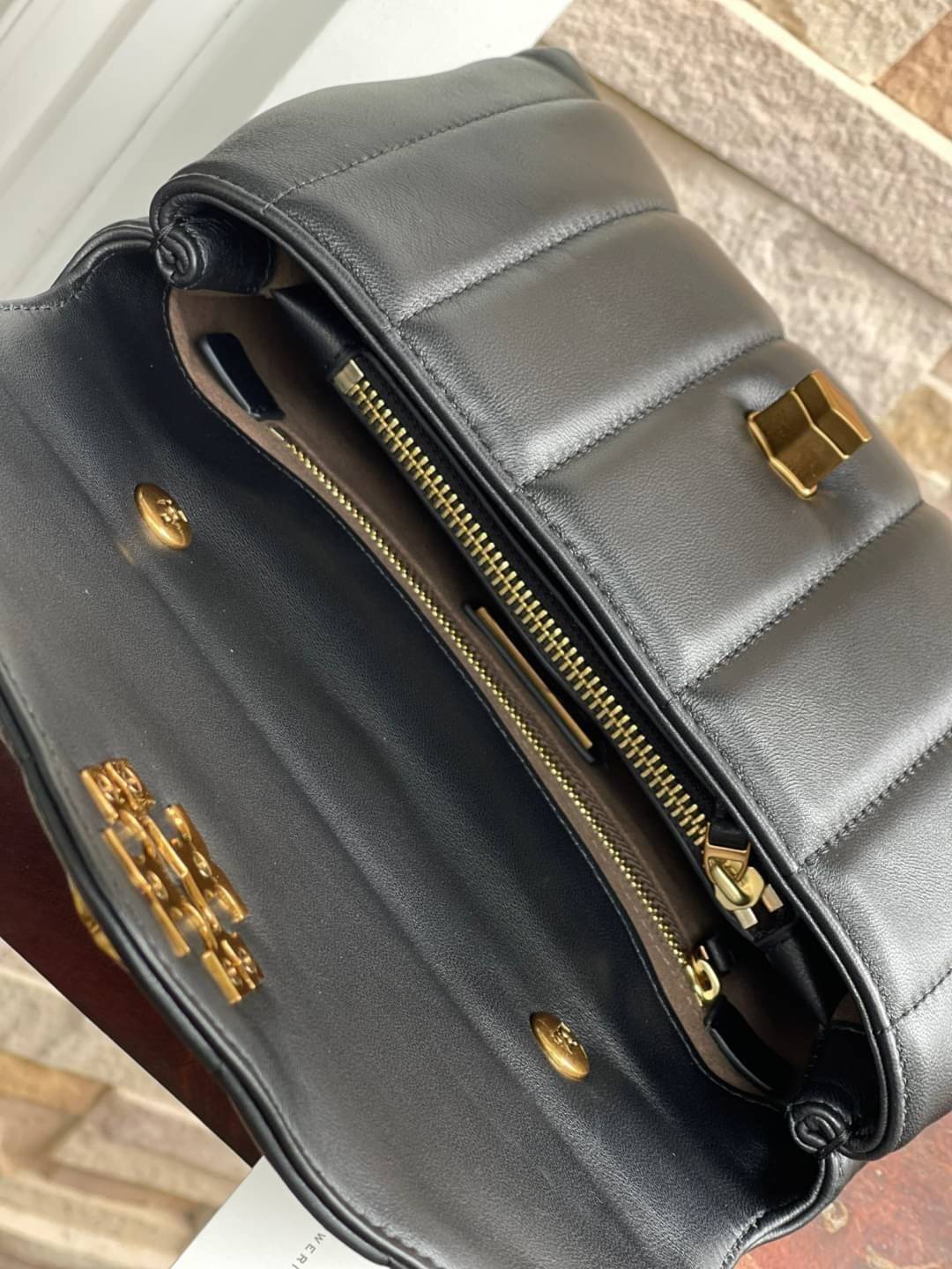 OUTLET 】Tory Burch Kira Top Handle Satchel มี2ขนาด Small/Medium กระเป๋าทรงใหม่ล่าสุดจากรุ่นคิร่า (Kira) มาในเทคนิคตัดเย็บควิลท์แนวขนาน ใช้วัสดุหนังเงานุ่ม สะท้อนแรงบันดาลใจแบบนิวยอร์กจากเบาะหนังในรถคลาสสิค Hardwareสีทองสวยหรู และจุดเด่นอีกรุ่นคิร่าคือความ