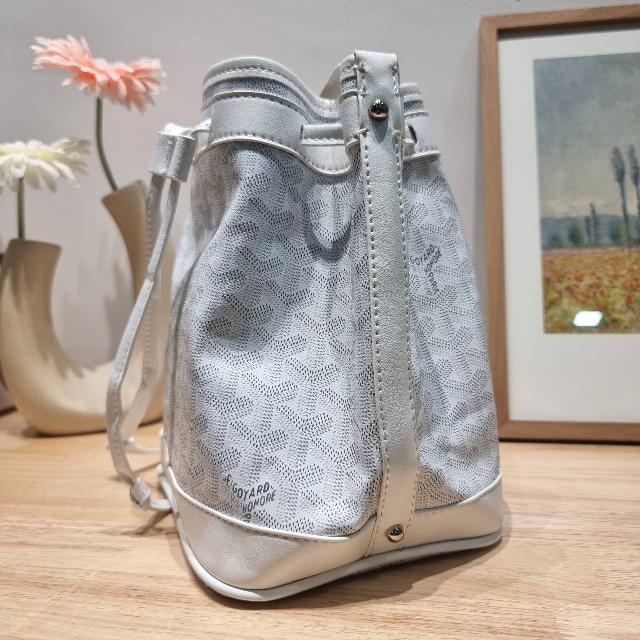 GOYARD PETITE FLOT BUCKET BAG กระเป๋าสะพายทรงบัคเก็ต ที่ดีไซน์สะดวกต่อชีวิตมาก รูปทรงคลาสสิค ดีไซน์เป็นเอกลักษณ์ สดใสทุกสี ดูผู้ดีในตัว วัสดุหนังแคนวาสพิมพ์ลายสวยคม ปากกระเป๋ารูดเปิด-ปิดได้ตามชอบ ภายในเป็นช่องโล่ง ใส่กระเป๋าสตางค์ มือถือ ได้ครบถ้วน มาพร้อ