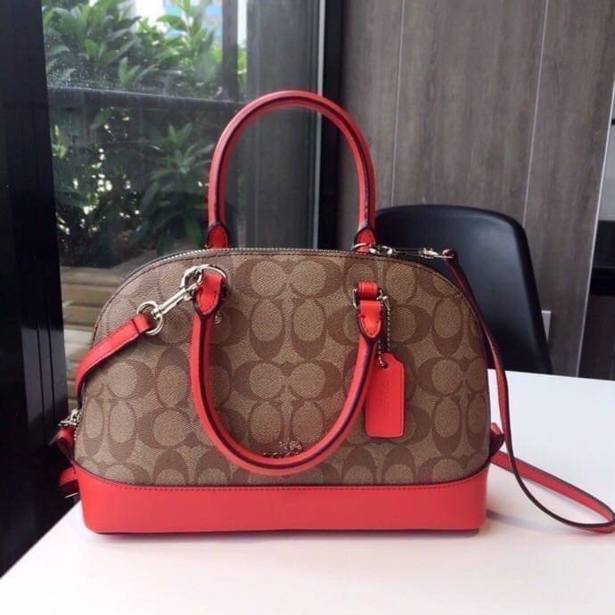 Coach Mini Sierra Signature กระเป๋าถือทรงโดม ภายในกว้างสามารถใส่กระเป๋าเงินเล็ก และมือถือได้ และยังมีช่องซิปเล็ก 1 ช่อง ด้านหลังมีกระเป๋าเล็กเก็บบัตร 1 ช่อง ใครยังไม่มีพลาดไม่ได้แล้วนะคะ