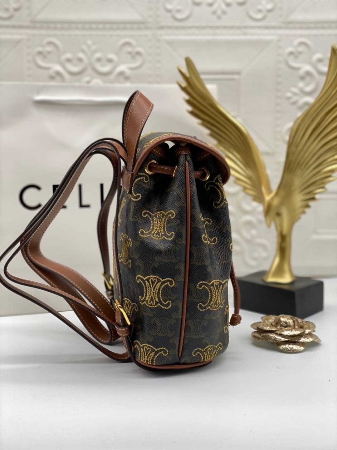 Celine Backpack / CELINE MINI BACKPACK FOLCO in TRIOMPHE CANVAS WITH TRIOMPHE HEART EMBROIDERY มินิเป้เซลีน คอลเลคชั่นสุดคูล โลโก้ลายปัก ดีเทลเดินด้ายรูปหัวใจ คละรอบใบ อีกหนึ่งไอเท็มที่ขาดไม่ได้ สำหรับสาวๆที่ต้องการ การใช้งานอย่างคล่องตัว และใส่สิ่งของได้