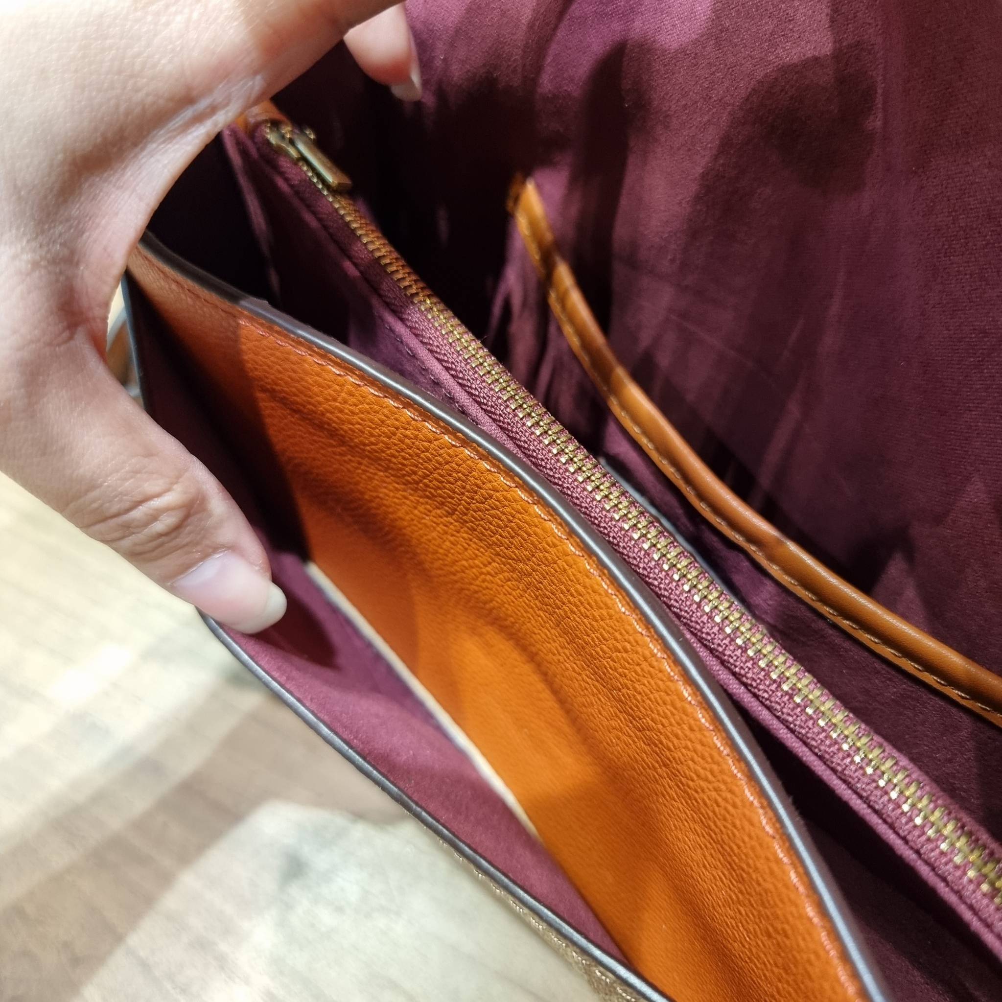 COACH TABBY SHOULDER BAG 26 IN SIGNATURE CANVAS WITH BEADCHAIN (6793,91215) กระเป๋าสะพายไหล่ ดีไซน์วินเทจย้อนยุค สวยคมชัด คลาสสิคใช้ได้ทุกลุค วัสดุหนังแท้สลับหนังแคนวาสเคลือบลาย เปิด-ปิดด้วยแม่เหล็กในตัว รับรองแน่นหนา ด้านหลังมีช่องแยก ภายในเป็นช่องโล่ง ข