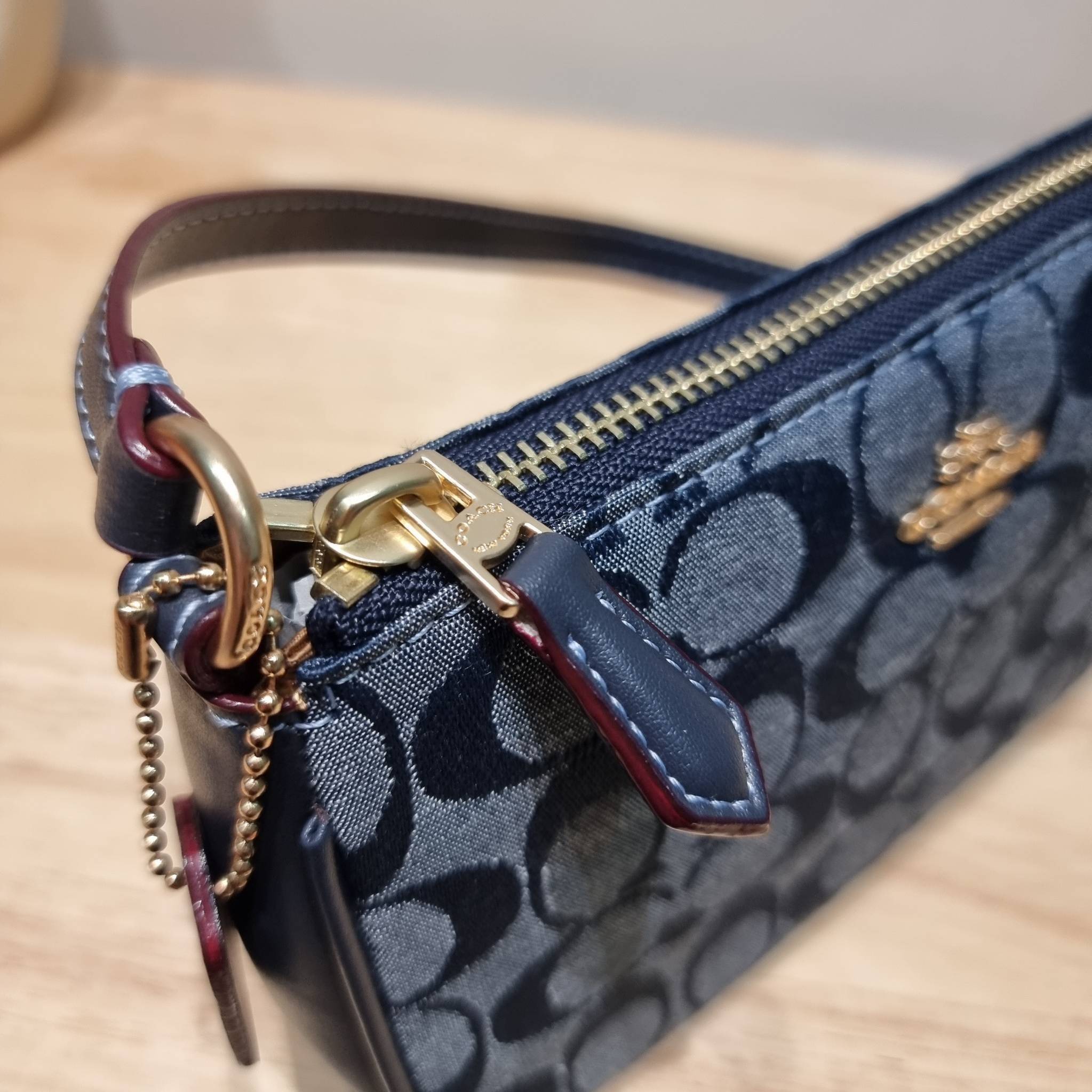 COACH Nolita 15 In Signature Chambray C8665 พร้อมส่ง คอลเลคชั่นใหม่ น่ารักน่าใช้ ในสไตล์คลาสสิค กระเป๋าทรงพอชขนาดมินิ สาวๆเห็นใบจริง ยังไงก็ต้องหลงรักไอเท็มนี้แน่นอนจ้า