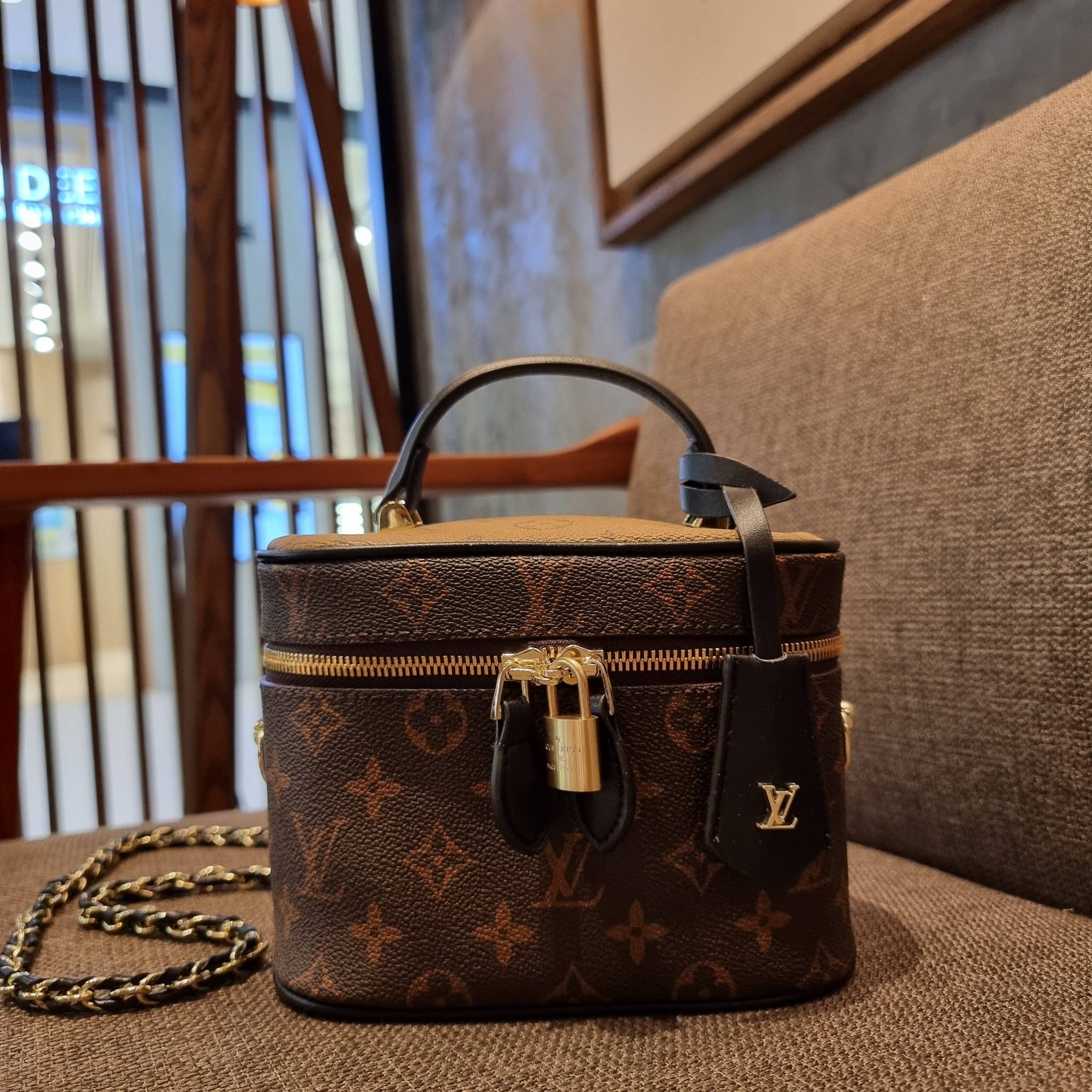 LV EXCLUSIVE VIP COSMETICS GIFT BOX กระเป๋าถือ/สะพาย สวยอยู่ทรง มาพร้อม box set สุดหรู adapt ใช้เป็นกระเป๋าเก็บเครื่องสำอางค์ ถือเชิดๆ หรือสะพายเลิศๆ ไปเที่ยว ไปไหนๆก็ดูแพง!! สวยจริงจัง!! พิเศษ!! มาพร้อมแม่กุญแจล็อคครบชุด และพวงหนังห้อย คุ้มมากๆแม๊!! ทุกด