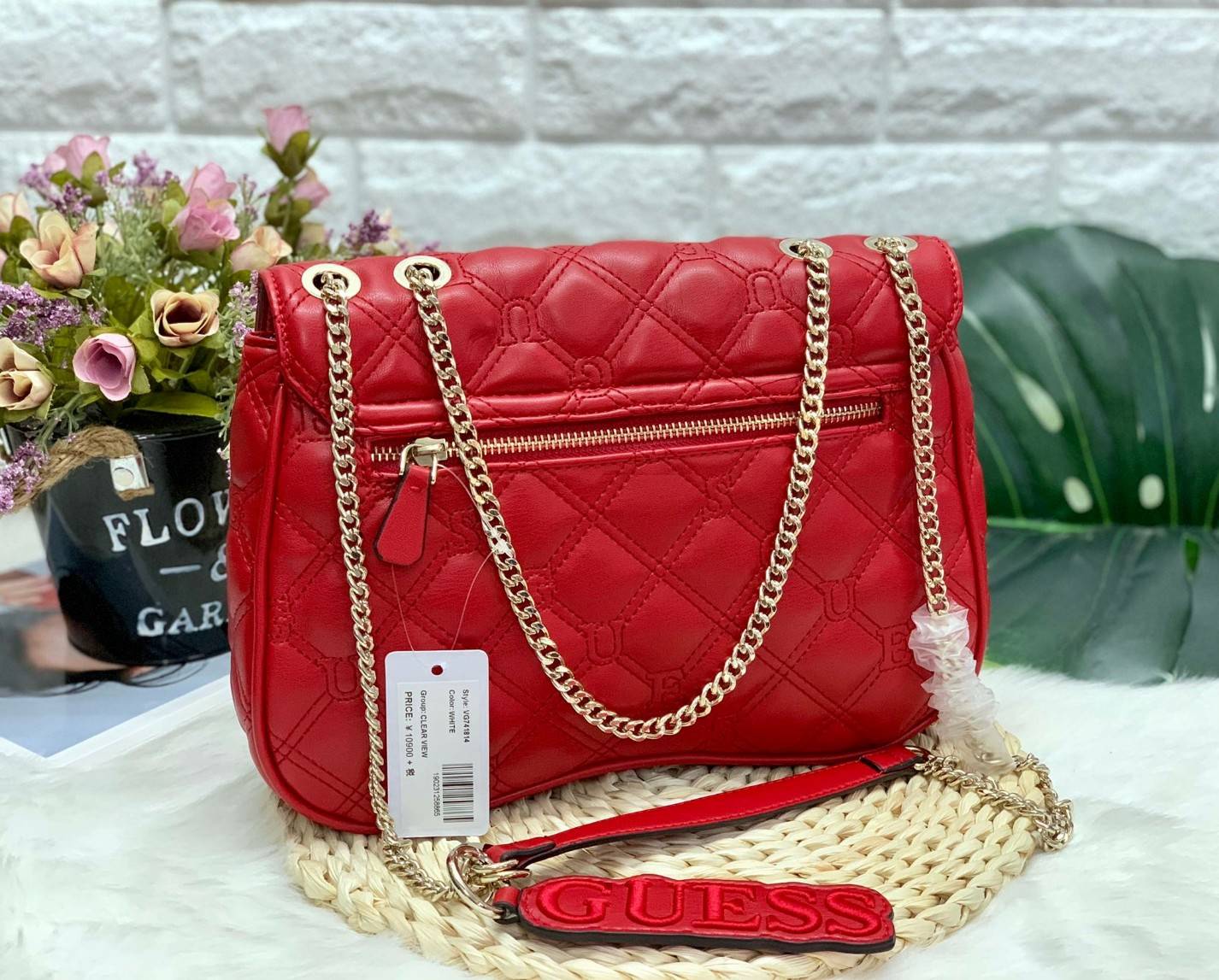 GUESS LOLLI CONVERTIBLE CROSSBODY BAG รุ่นแนะนำค่ะ!! กระเป๋าสะพายข้าง//ทบสายสะพายไหล่ได้ วัสดุหนังลายนวม ด้านหน้ามีอะไหล่โลโก้แบรนด์ เปิดปิดกระเป๋าแบบกระดุมแม่เหล็ก ภายในกว้างสามารถใส่ของจุ ใส่กระเป๋าสตางค์ใบยาวได้ค่ะ มีช่องซิปและช่องเล็กใส่ของจุกจิกน่ะค่