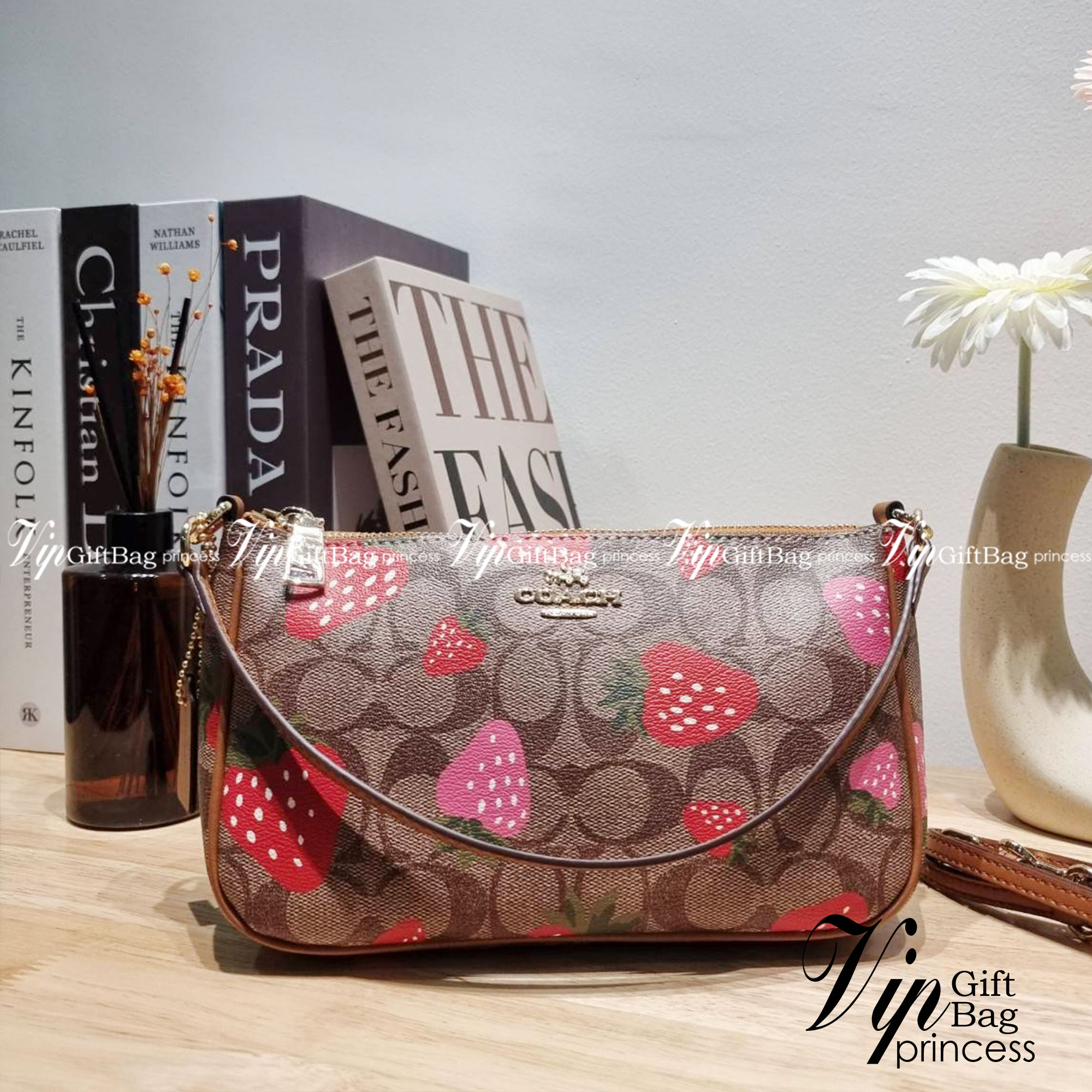 COACH F58321 TOP HANDLE POUCH คอลเลคชั่นสุดฮิต กับดีไซน์ใหม่ น่ารักน่าใช้ทุกแบบ กระเป๋าพอชทรงใช้งานง่าย สะดวก กะทัดรัด วัสดุหนังแคนวาสเคลือบคุณภาพ มาพร้อมสายคล้องในตัว และสายสะพาย crossbody ปรับเปลี่ยนได้ตามสไตล์ อีกหนึ่งไอเท็มที่สาวๆต้องมี ในราคาสุดคุ้ม 