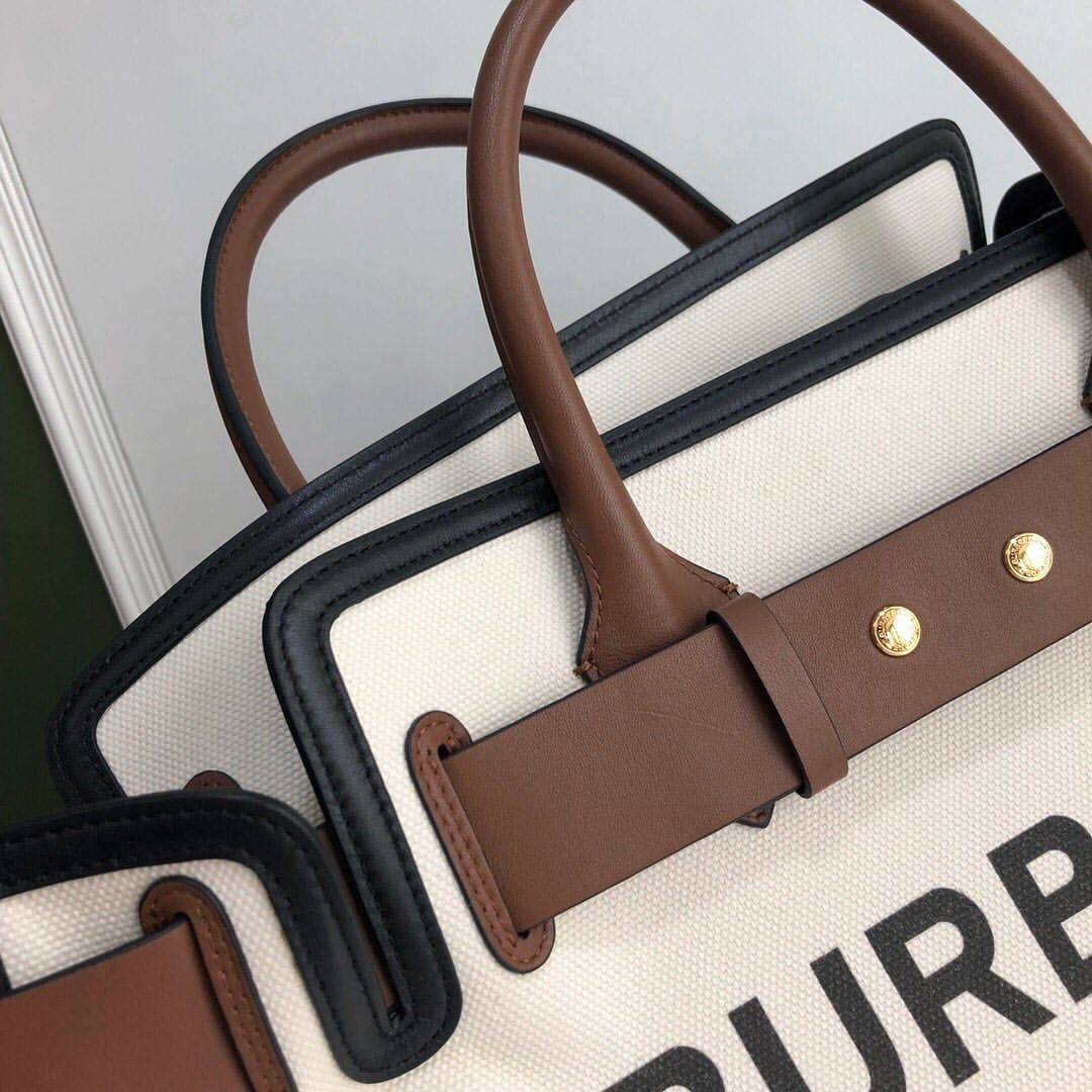 พรีเมี่ยมกิ๊ฟแท้ 100% 】BURBERRY FRAGRANCES TOTE BAG VIP GIFT WITH PURCHASE (GWP) กระเป๋าถือหรือสะพายพรีเมี่ยมกิ๊ฟ Limited Edition จาก BURBERRY PERFUME รุ่นหายาก วัสดุ Canvas & Leather ดีไซน์สวยมีเอกลักษณ์คาดด้วยสายหนังBeltประดับกระดุมสีทองด้านหน้า หูจับหน