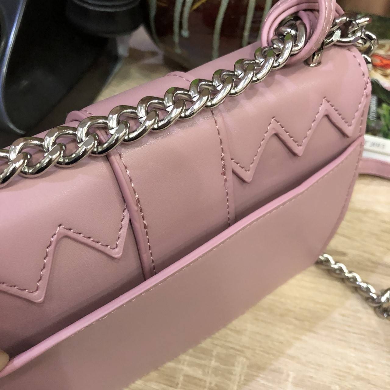 Charles&kieth chevron detail textured slingbag 2017 กระเป๋าหนัง PU ขนาดมินิหนังเนื้อเรียบ ดีไซน์เก๋ ด้านหน้ามีแทคห้อยแบรนด์ เย็บซิกแซกเก๋ มาด้วยสี 2 tone มีตัวล็อคหน้าแบบเข็มขัด ปั๊มแบรนด์บนโลหะ สายสะพายโซ่คั่นหนังรองบ่า ภายในมี 2 ช่อง มีช่องซิปเล็ก เปิดป