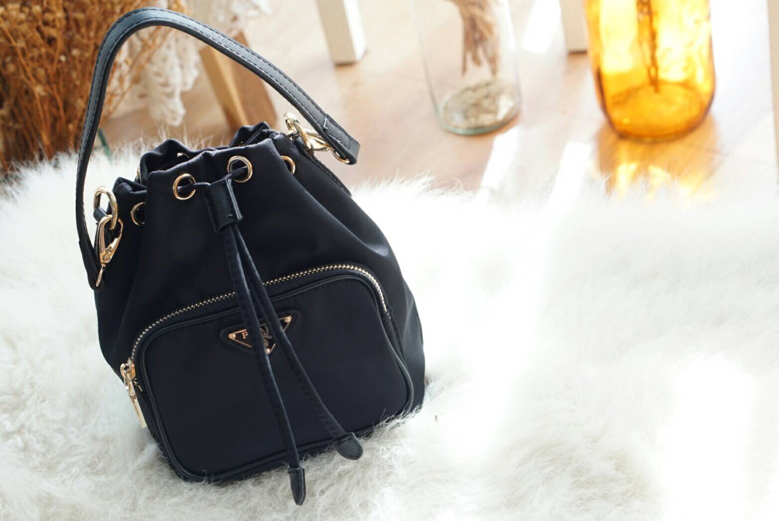 💕 PRADA 💕 Prada Bucket bag!! กลับมาอีกรอบค่า สาวๆถามกันเยอะมากจิงๆ รอบนี้จัดให้เปนหนังแท้มาเองเลย สวยกริ๊บ น่าใช้มากกกก มาพร้อมสายสะพายยาวหนังห๊อม หอม ซัปในตัวป้าย ตามสีกระเป๋า มีราคาไปอีก ทรงใช้ง่ายรูดสายยาวปิดเปิดใส่ของได้เยอะเชียวแหละ