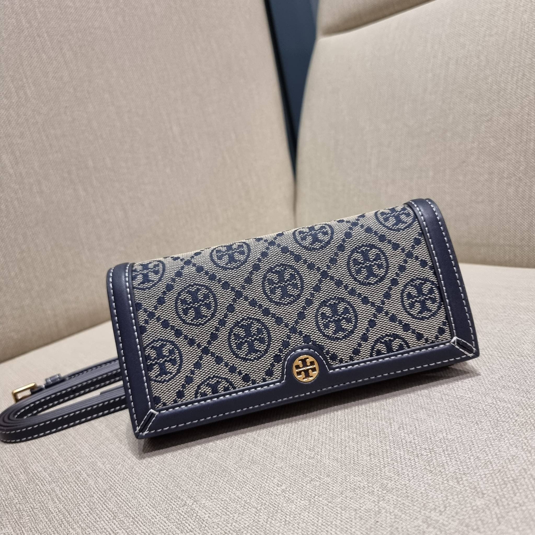 TORY BURCH T MONOGRAM JACQUARD CROSSBODY WALLET best seller ของคอลเลคชั่นนี้ ต้องไม่พลาด กับกระเป๋าสะพายกึ่งกระเป๋าสตางค์ ที่ช่วยให้ชีวิตง่ายขึ้น วัสดุผ้า jacquard ตัดสลับหนังแท้ เปิด-ปิดแบบฝาปิดแม่เหล็ก ภายในใส่ธนบัตรได้ มีช่องใส่บัตร และยังมีช่องซิปอีกด