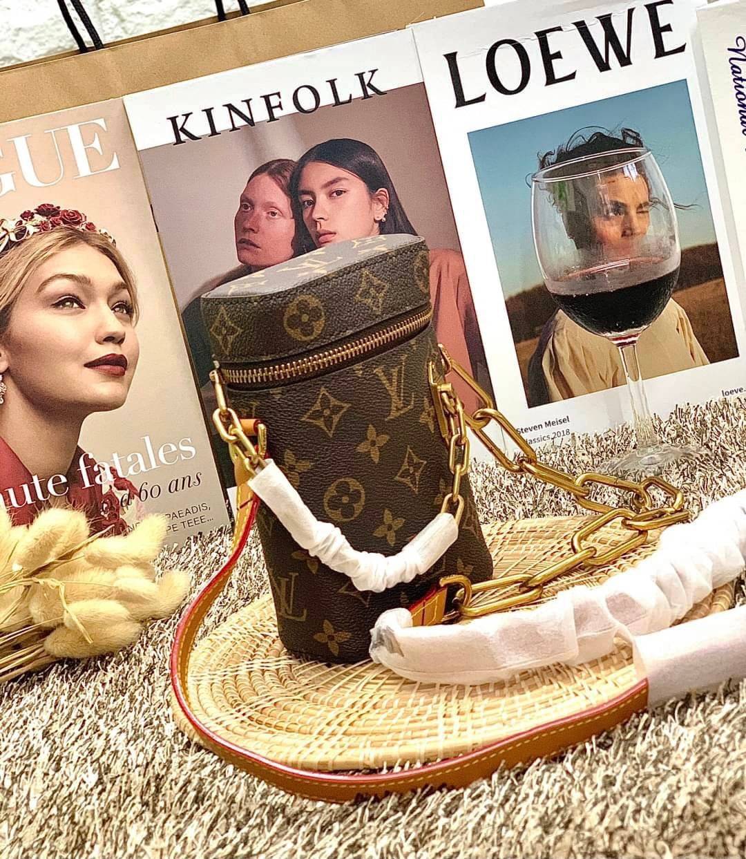 สวยม๊ากก อยากให้มีจริงจ้าา LOUIS VUITTON VIRGIL ABLOH PHONE BOX MONOGRAM BROWN LEGACY BAG 📣พร้อมส่งที่ไทยอีกครั้ง พลาดรอบนี้ รอนานเลยน๊าา! ต้องบอกเลยรุ่นนี้หนุ่มๆสาวๆ ยุคนี้ค่องมีคิดตัวค่าา แค่อะไหล่ก็หรูไปเกินครึ่งแล้วค่าา😁