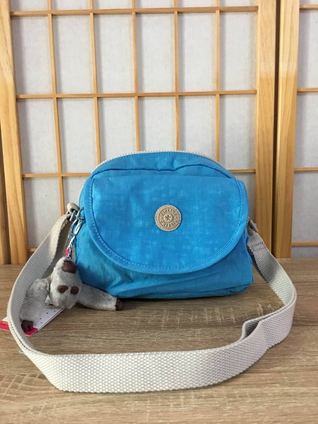 Kipling nylon shoulder bag K15313 กระเป๋าสะพายข้าง วัสดุ nylon บุด้วยนวมที่ฐานกระเป๋า เพิ่มความนุ่มค่ะ ขนาดกำลังน่ารักสะพายคล่องตัว ด้านหน้ามี ช่องใส่ของ 1 ช่อง ช่องหลักเปิดปิดด้วยซิป ภายในโล่งจุได้เยอะ ใส่กระเป๋าสตางค์ใบยาวได้ มีช่องซิปเล็กและสายห้อยกุญแ